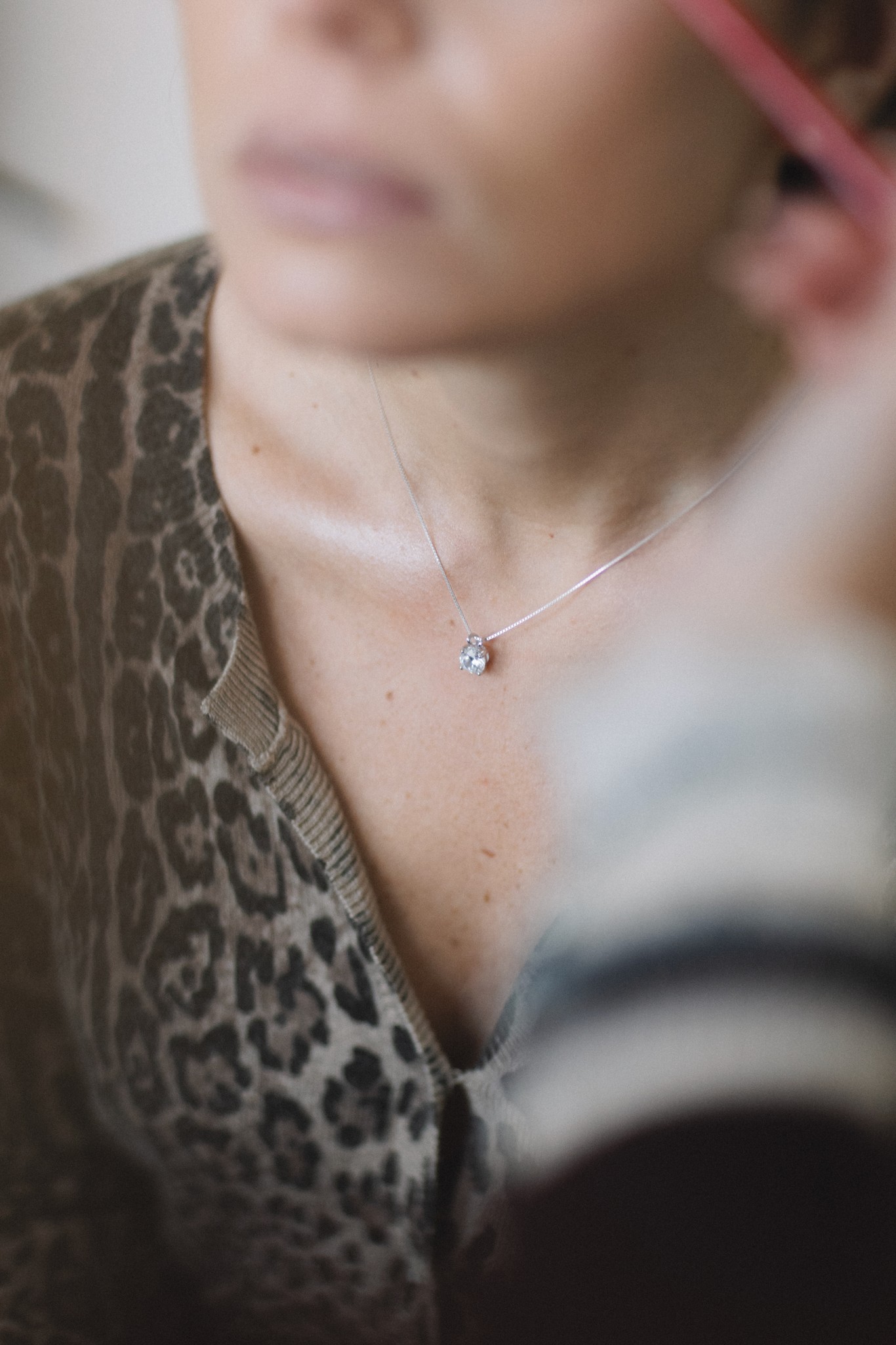 Dettaglio collana con pendente di sposa durante i preparativi del matrimonio al Circolo di Lettura di Parma