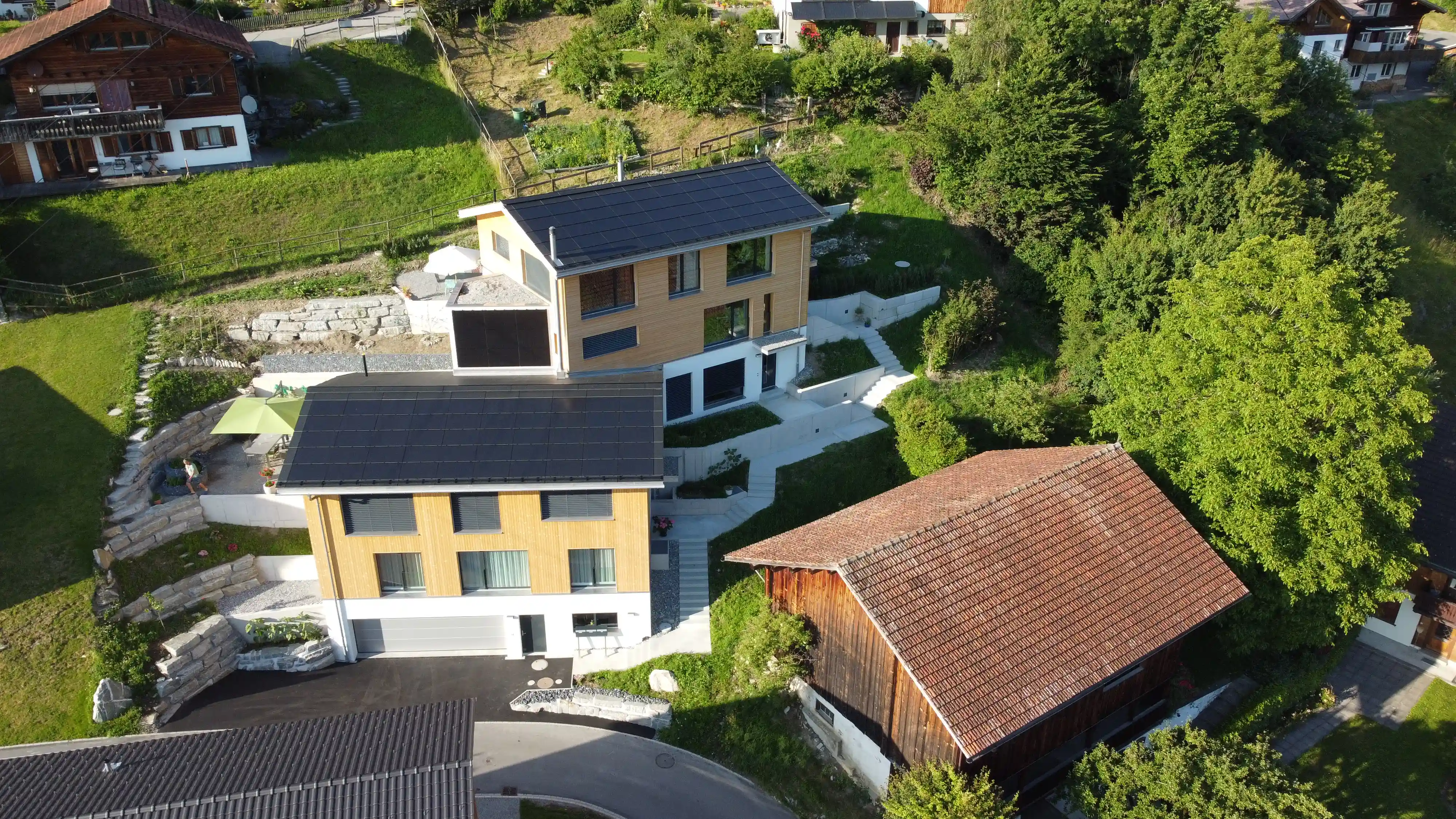 Vogelperspektive Neubau Zweifamilienhaus Fanas Graubünden von Niggli Architektur Grüsch