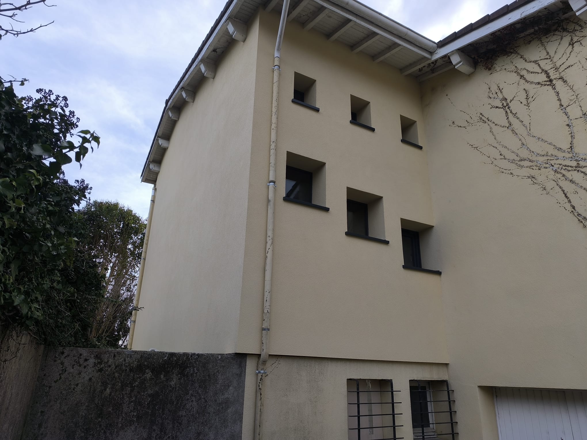 Travaux d'isolation thermique des murs par l'extérieur avec finition enduit projeté par DLS Façade à Tain-l'Hermitage. Entreprise de ravalement certifiée pour l'économie d'énergie et le confort thermique.