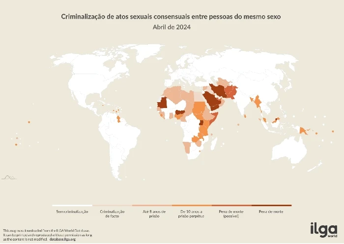 A imagem é um mapa mundial que apresenta a **criminalização de atos sexuais consensuais entre pessoas do mesmo sexo**, com dados de abril de 2024. O mapa usa diferentes tons para representar o nível de criminalização em cada país. As categorias incluem:  - **Sem criminalização** (países em branco) - **Criminalização de facto** (marrom claro) - **Até 8 anos de prisão** (tons mais escuros) - **De 10 anos a prisão perpétua** (tons mais intensos de marrom) - **Pena de morte (possível)** e **Pena de morte (aplicada)** (tons mais escuros de vermelho)  Os países da África e do Oriente Médio são predominantemente coloridos, indicando altos níveis de criminalização, enquanto a maioria dos países da Europa e das Américas está em branco, o que indica ausência de criminalização. O mapa é uma representação visual da situação legal em diferentes partes do mundo em relação à homossexualidade. O logotipo da **ILGA World** está presente no canto inferior direito, indicando a fonte da informação.