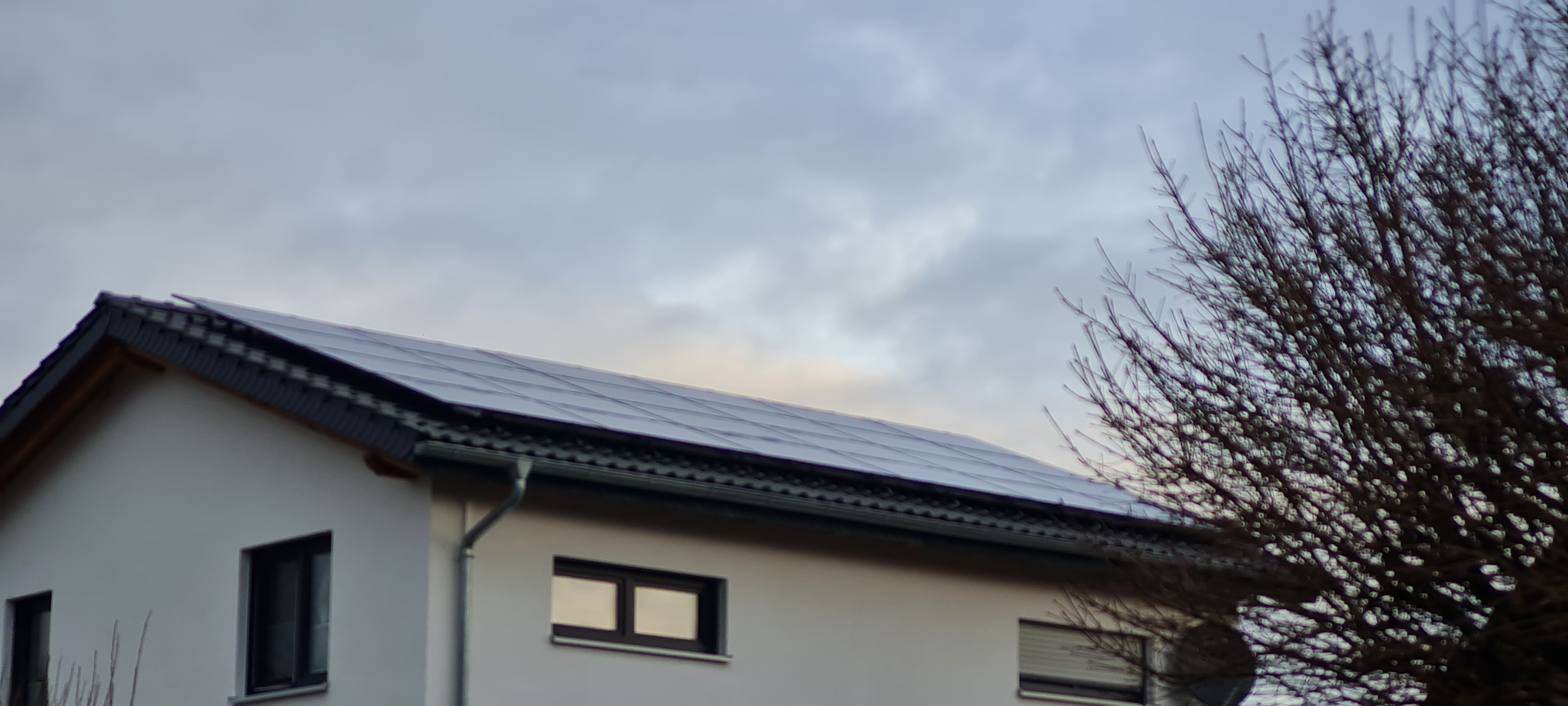 Dach mit PV-Anlage in Albaxen