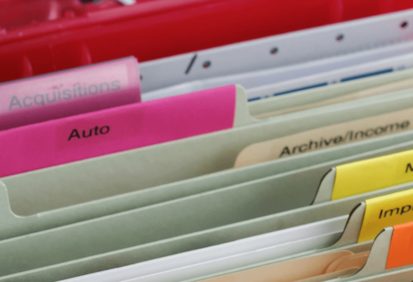 Personne professionnelle souriante dans un bureau clair avec des documents