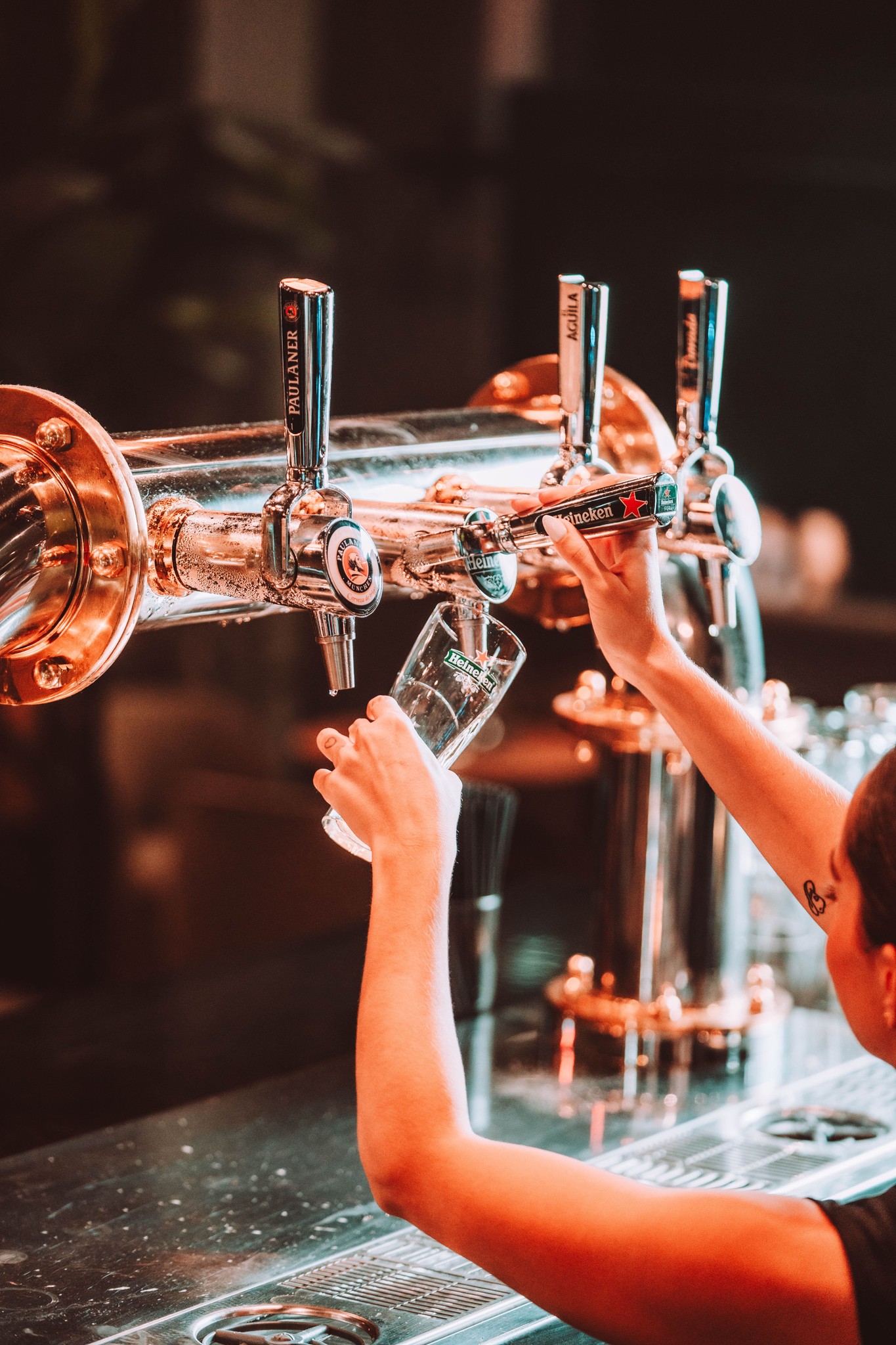 Cócteles, shisha y palomitas en un ambiente íntimo y relajado.