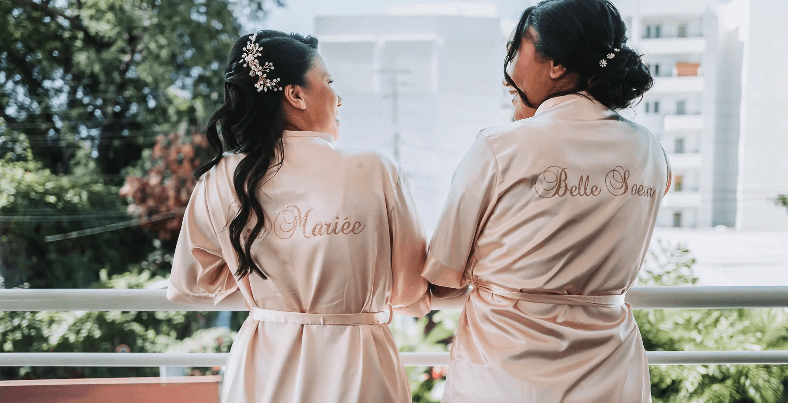 Mariée et demoiselles d'honneur en tenues assorties — Photographe 974