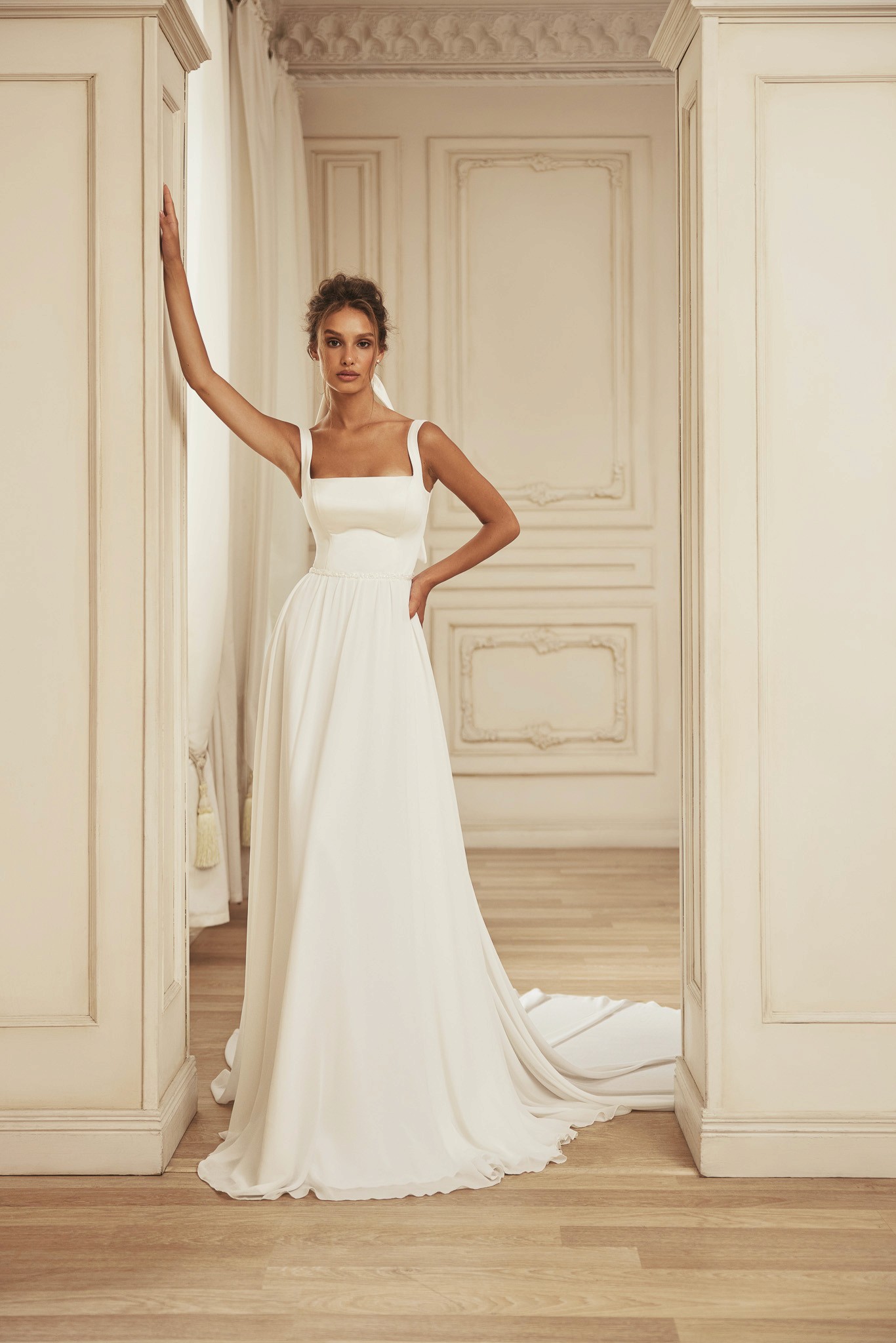 Minimalistisches Brautkleid mit moderner, reduzierter Silhouette und fließendem Rock