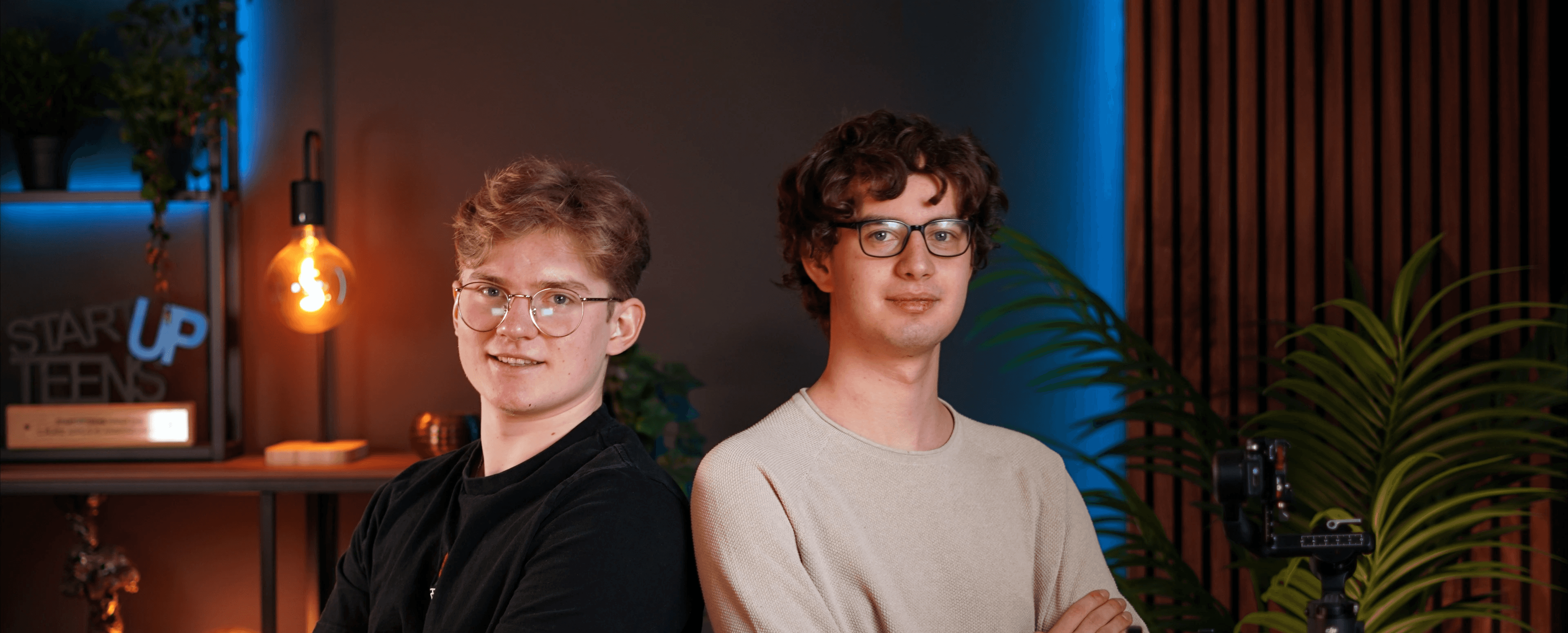 Ben und Valentin stehen im Studio