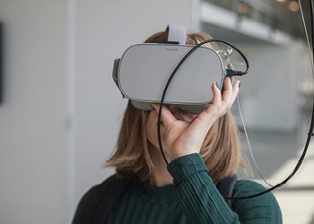 Kvinde fordyber sig i virtual-reality verdenen med imponerende grafik