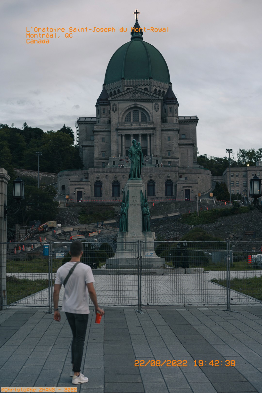 Vue d'un visiteur se dirigeant vers l'Oratoire Saint-Joseph, Montréal, en soirée.