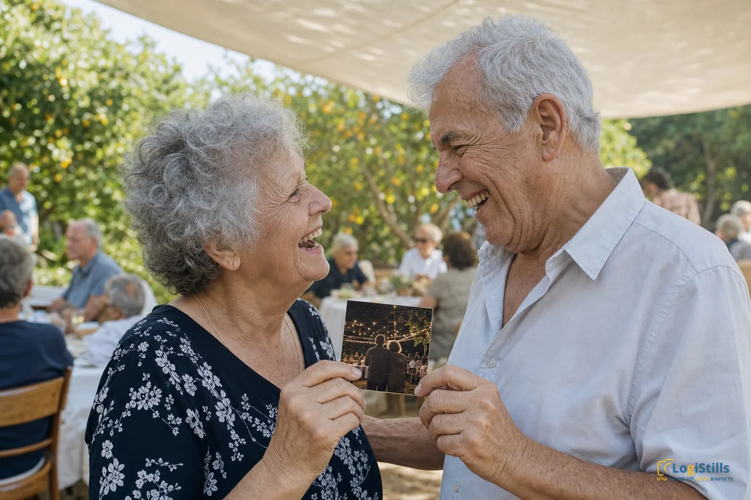 זוג מבוגר מביט במגנט מודפס בחיוך באירוע