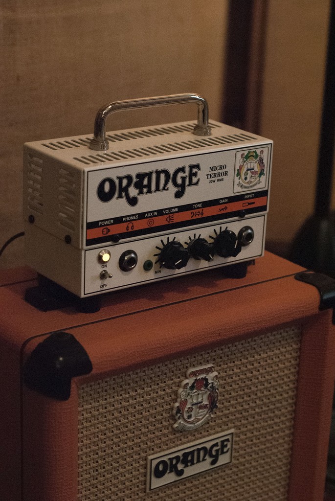 Ampli guitare orange dans live room de studio d'enregistrement