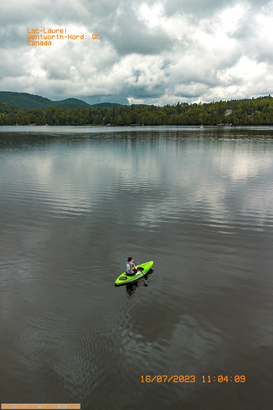 Vue aérienne d’une kayakiste explorant le lac Laurel par temps couvert.