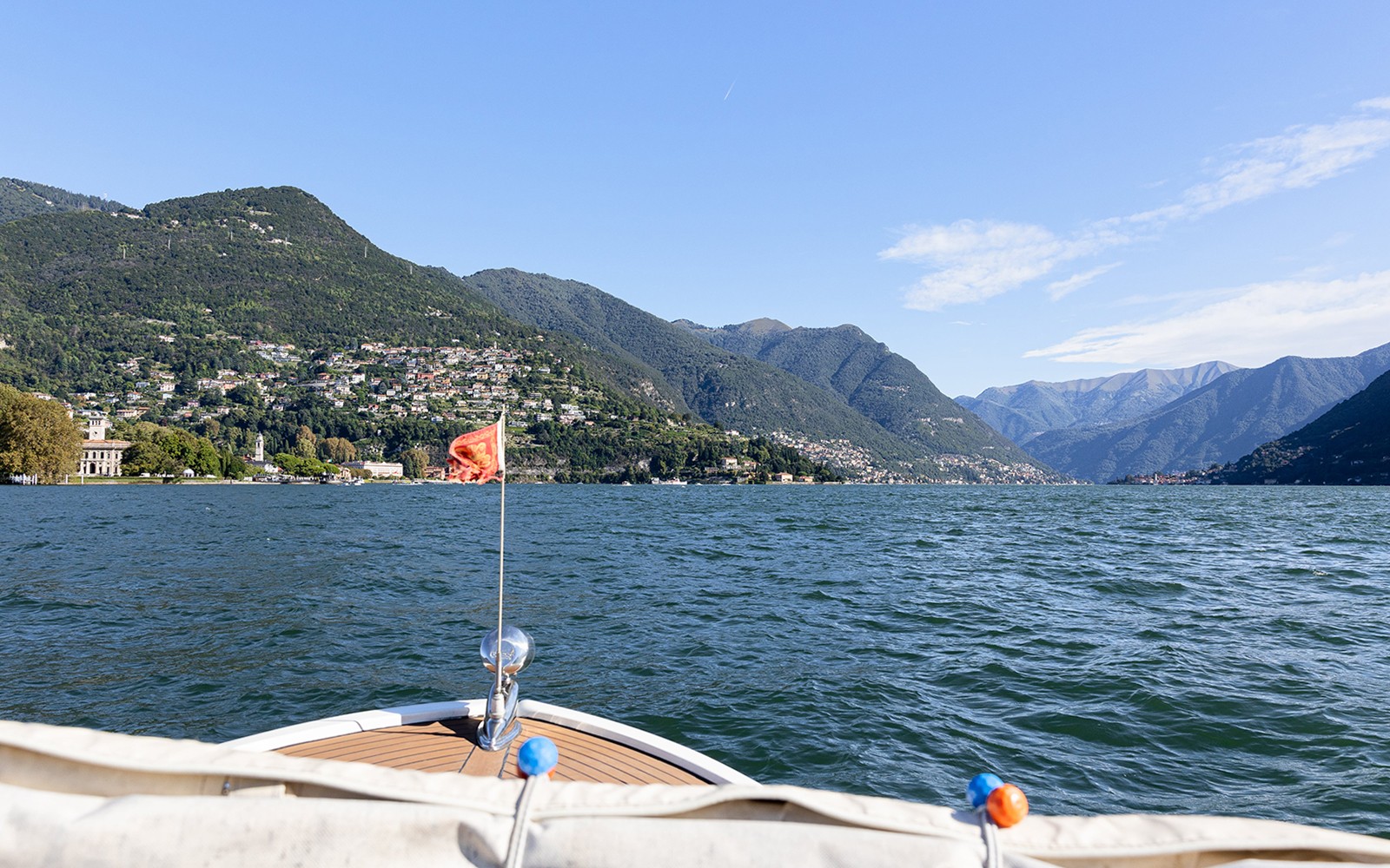 科莫湖游船，背景是群山。