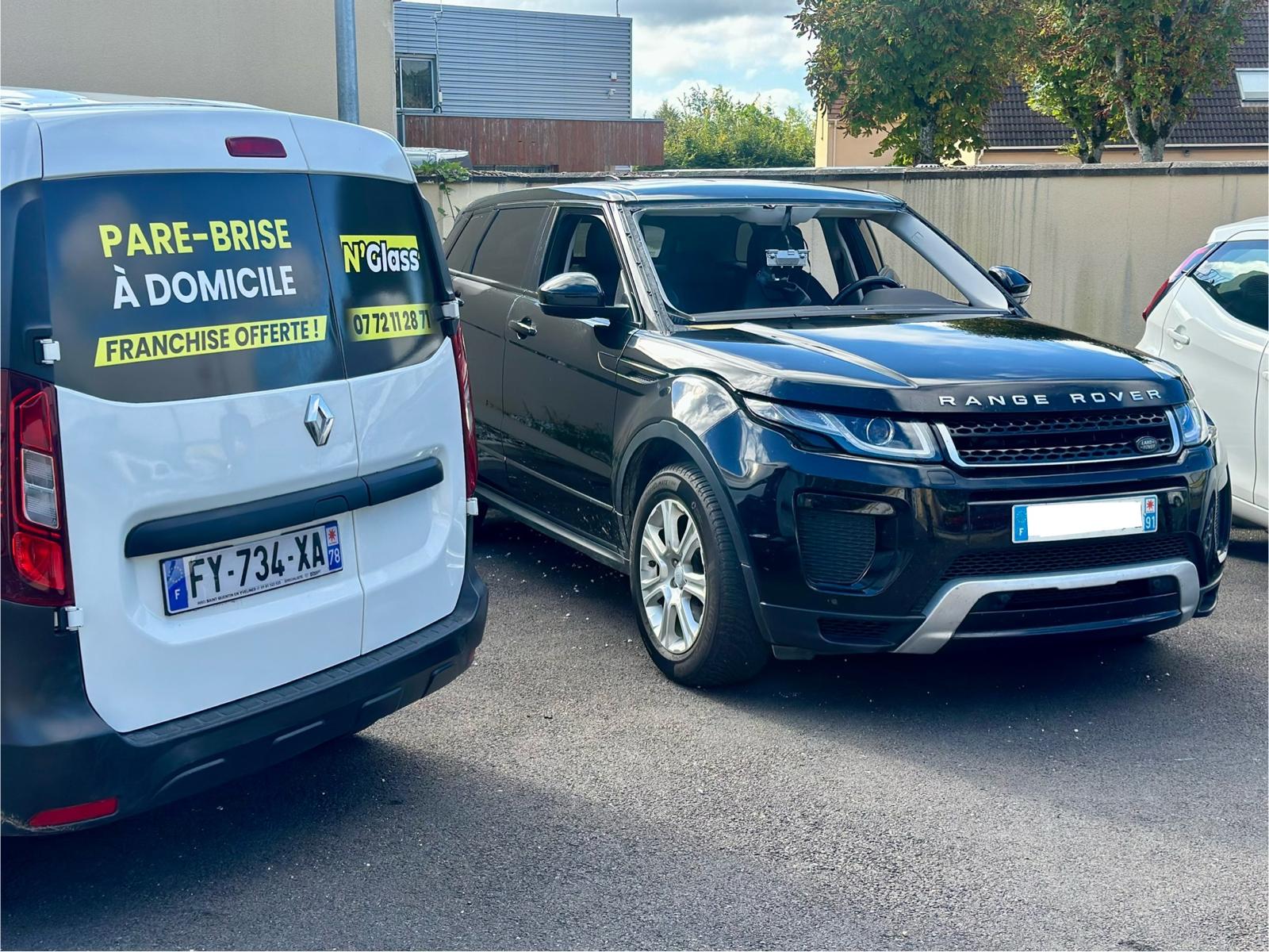 Voiture pendant le remplacement de pare-brise de N'Glass, spécialiste du remplacement de pare-brise à domicile à Guyancourt
