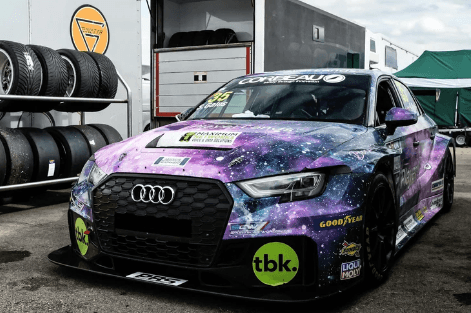 Carro corridas com publicidades de patrocinadores