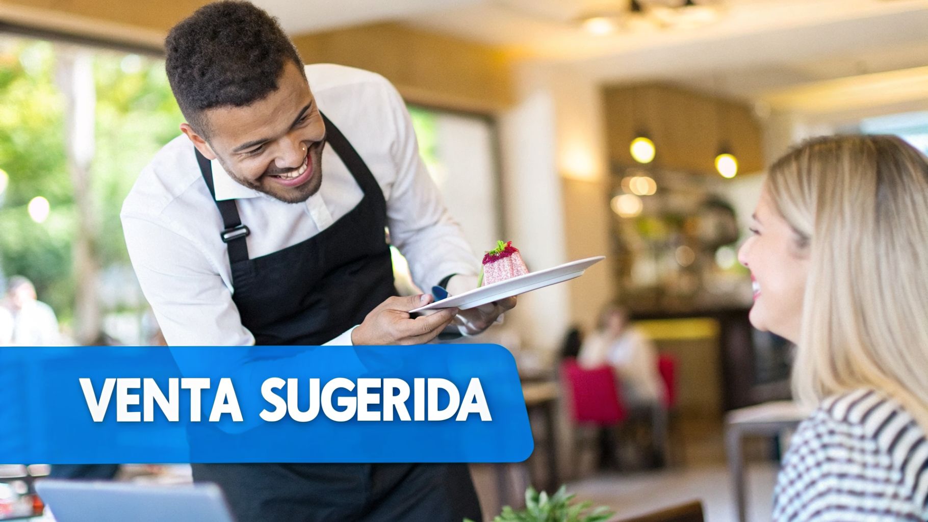 Camarero sonriente presenta un postre a una clienta en un restaurante, promoviendo la venta sugerida.