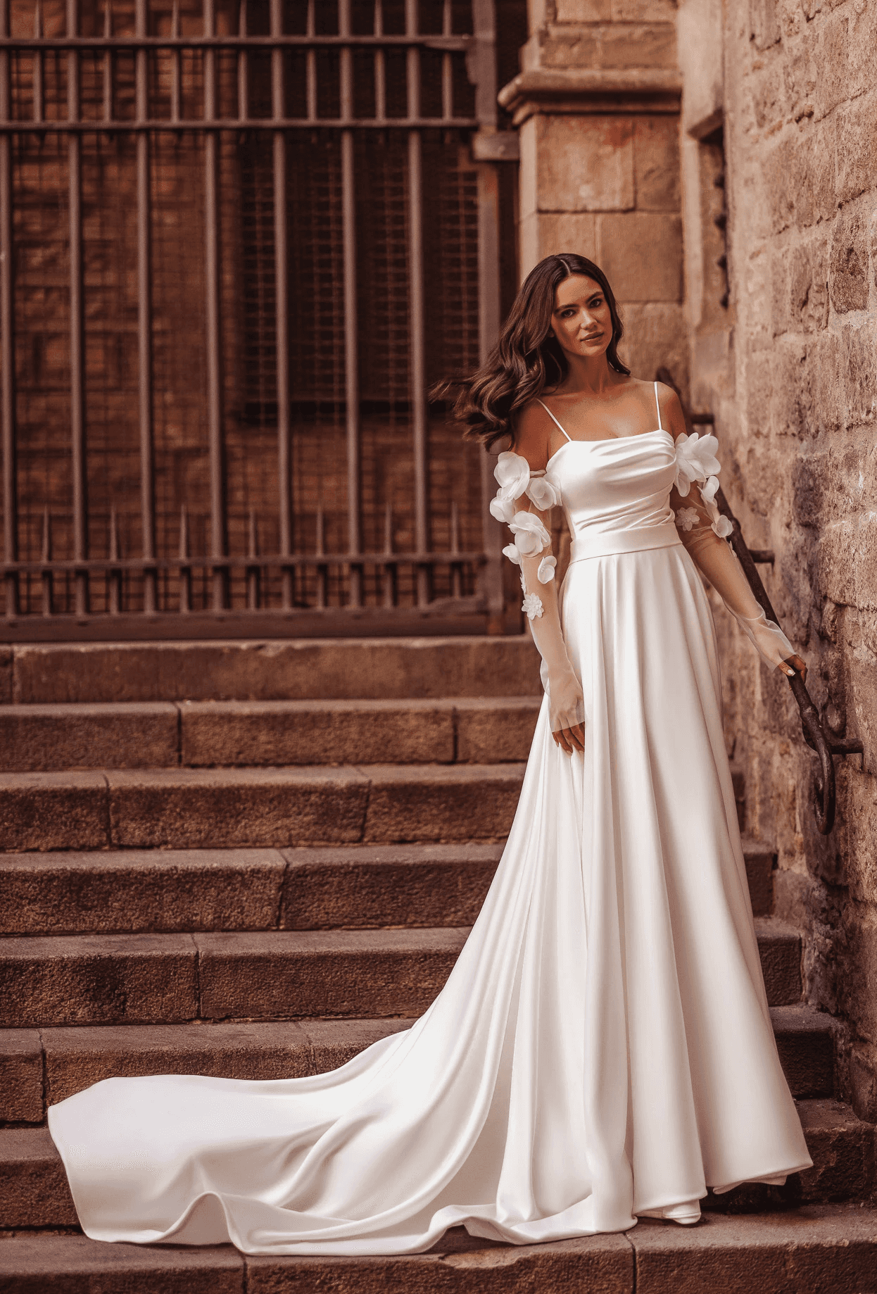 Satin Brautkleid mit eleganter Silhouette