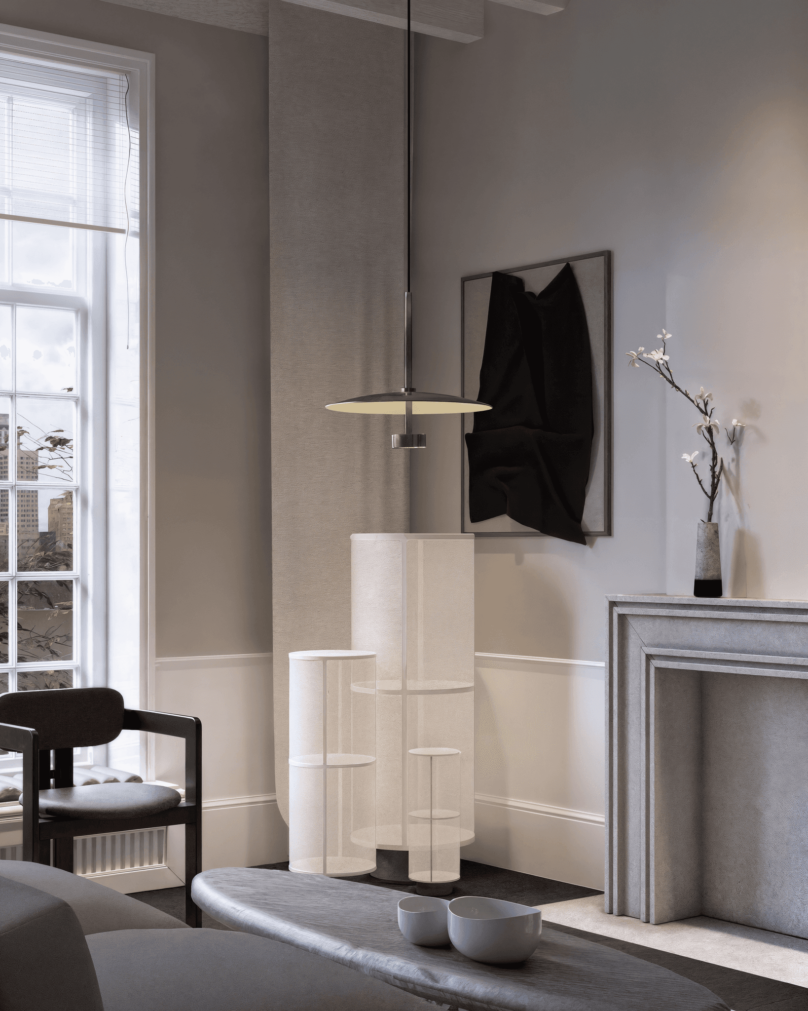 Eetruimte met ronde tafel, rode achterwand, kunst en houten plafondbalken in een rustige setting.