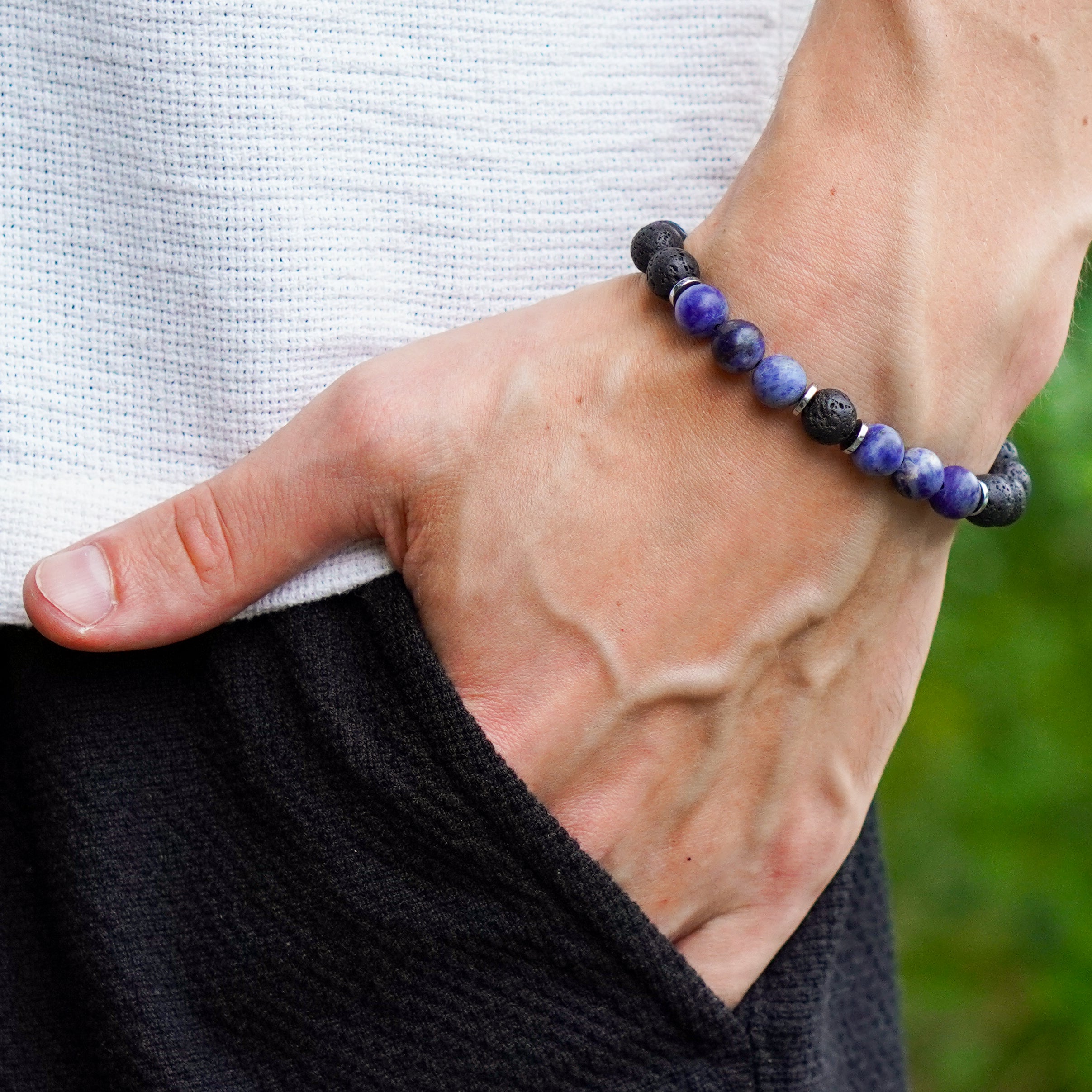 Męska bransoletka z kamieni naturalnych na nadgarstku niebieska czarna srebrna regulowana na sznurku