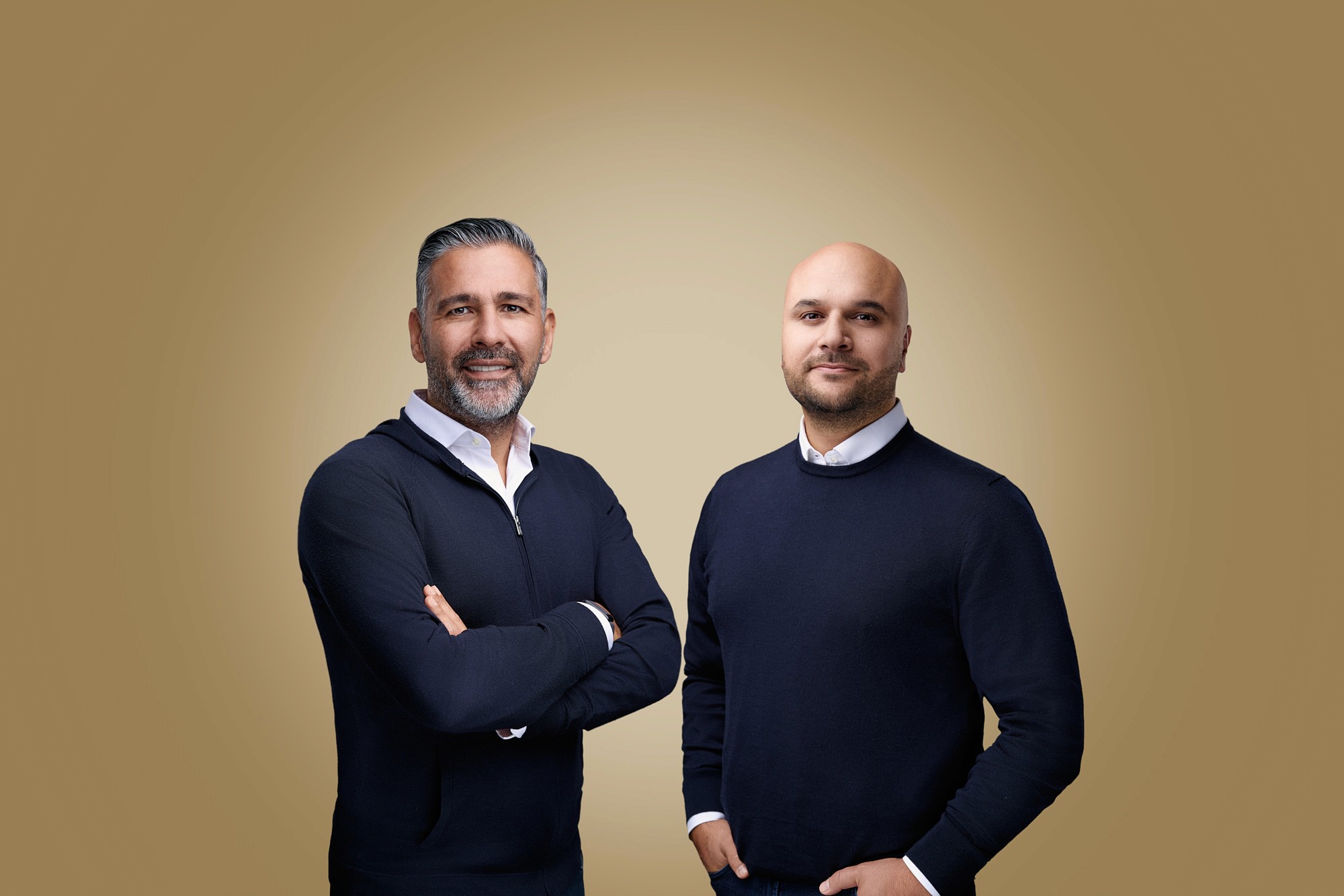 Verpackungsmaterialien für Geschenke mit Schneeflockenkarte und Band