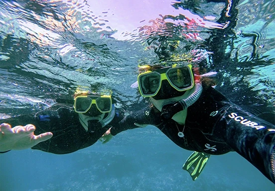 Couple en plongée snorkeling