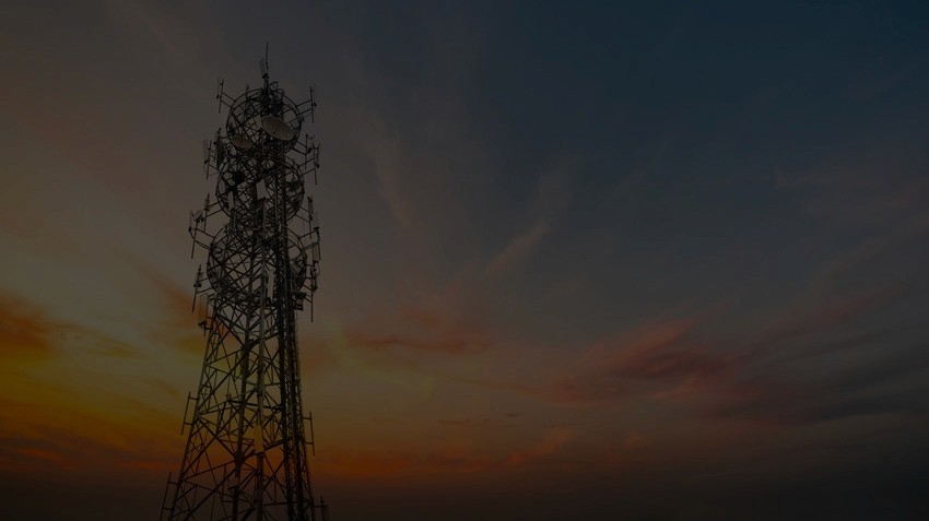 Zendmast met oranje lucht op de achtergrond