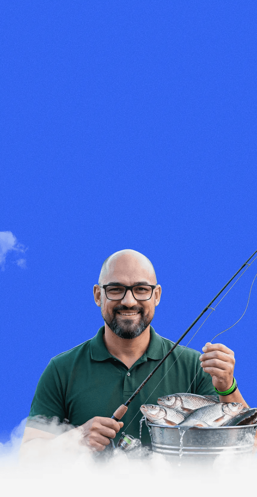 Djeison Moreira com um balde de pesca