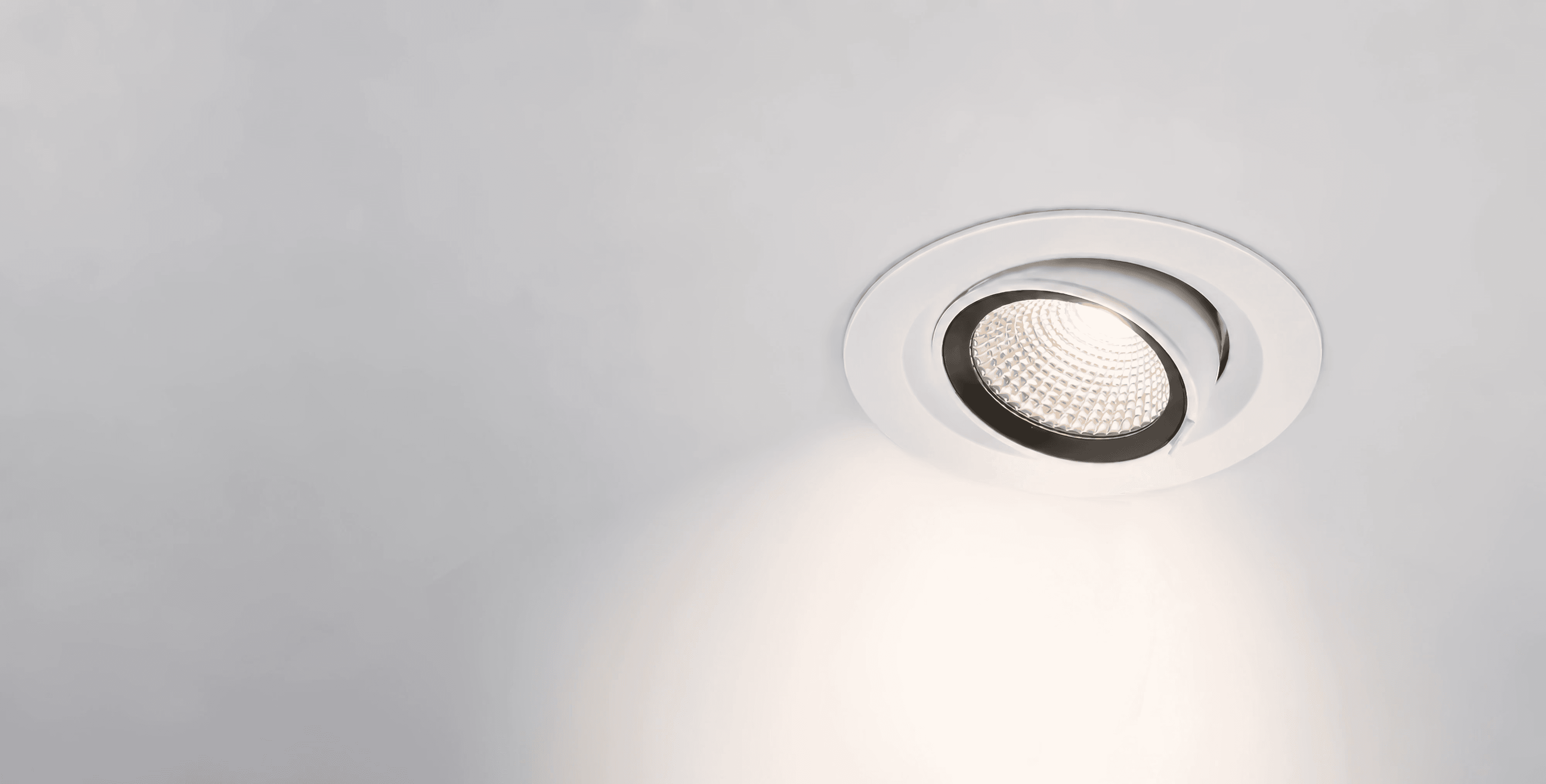 Regulowana oprawa sufitowa LED Enix Pro Move typu downlight z białą obudową i uchylnym źródłem światła