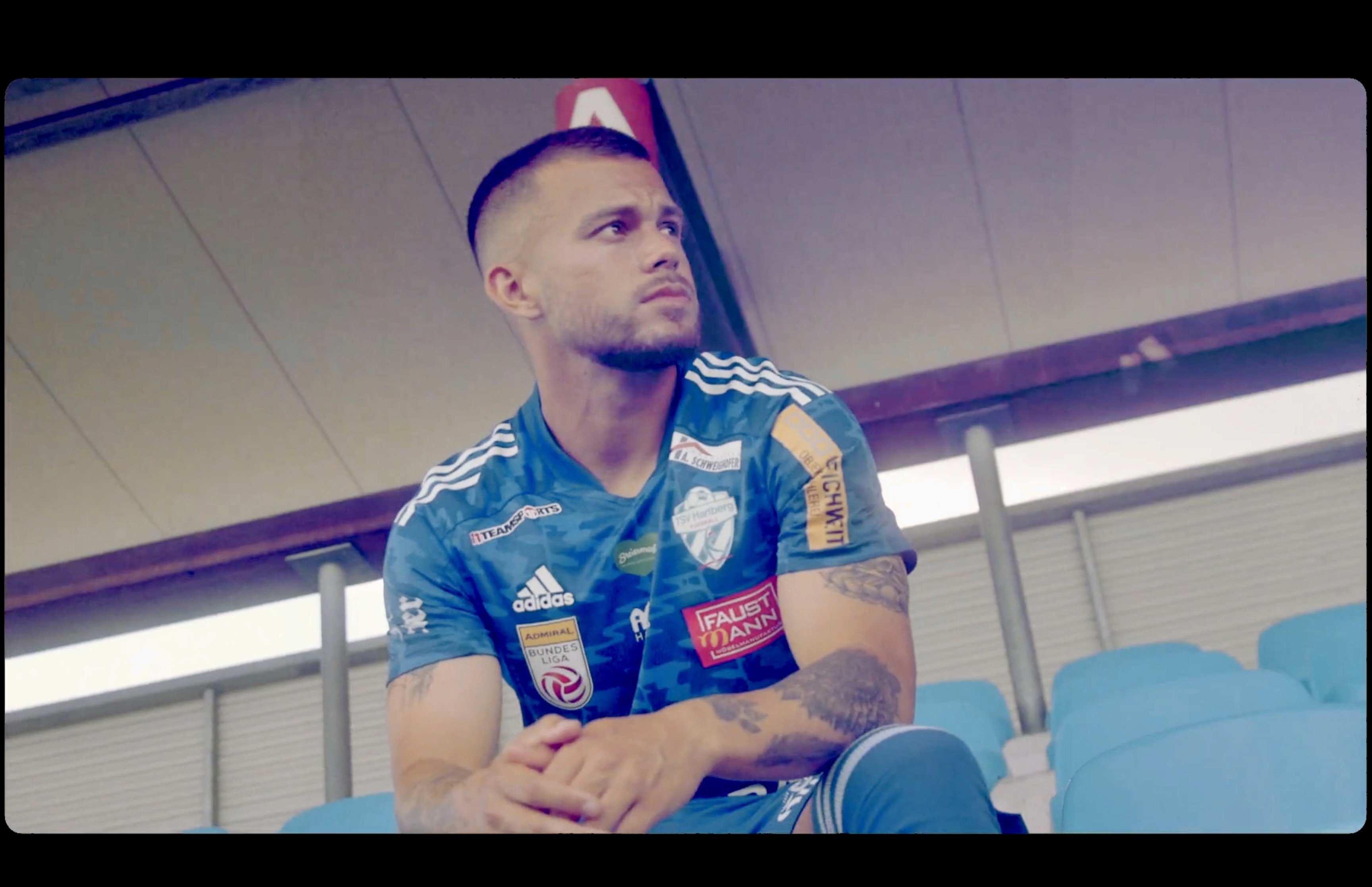 Portrait Fußballer auf Tribüne