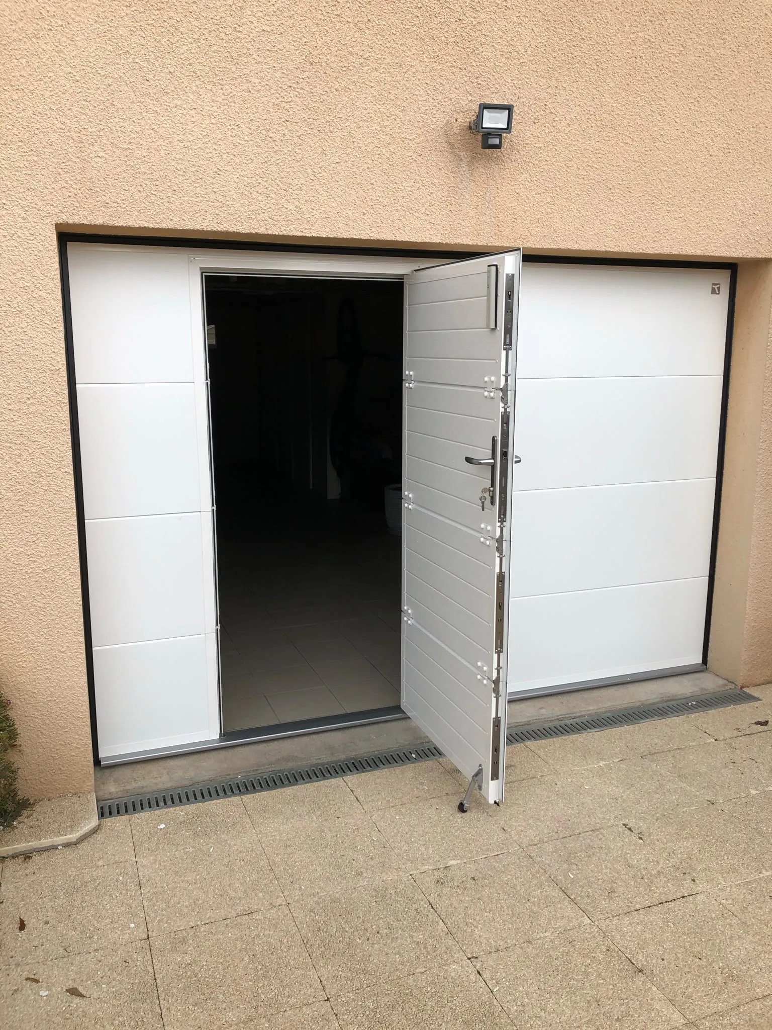 Porte de garage blanche partiellement ouverte — AFermetures