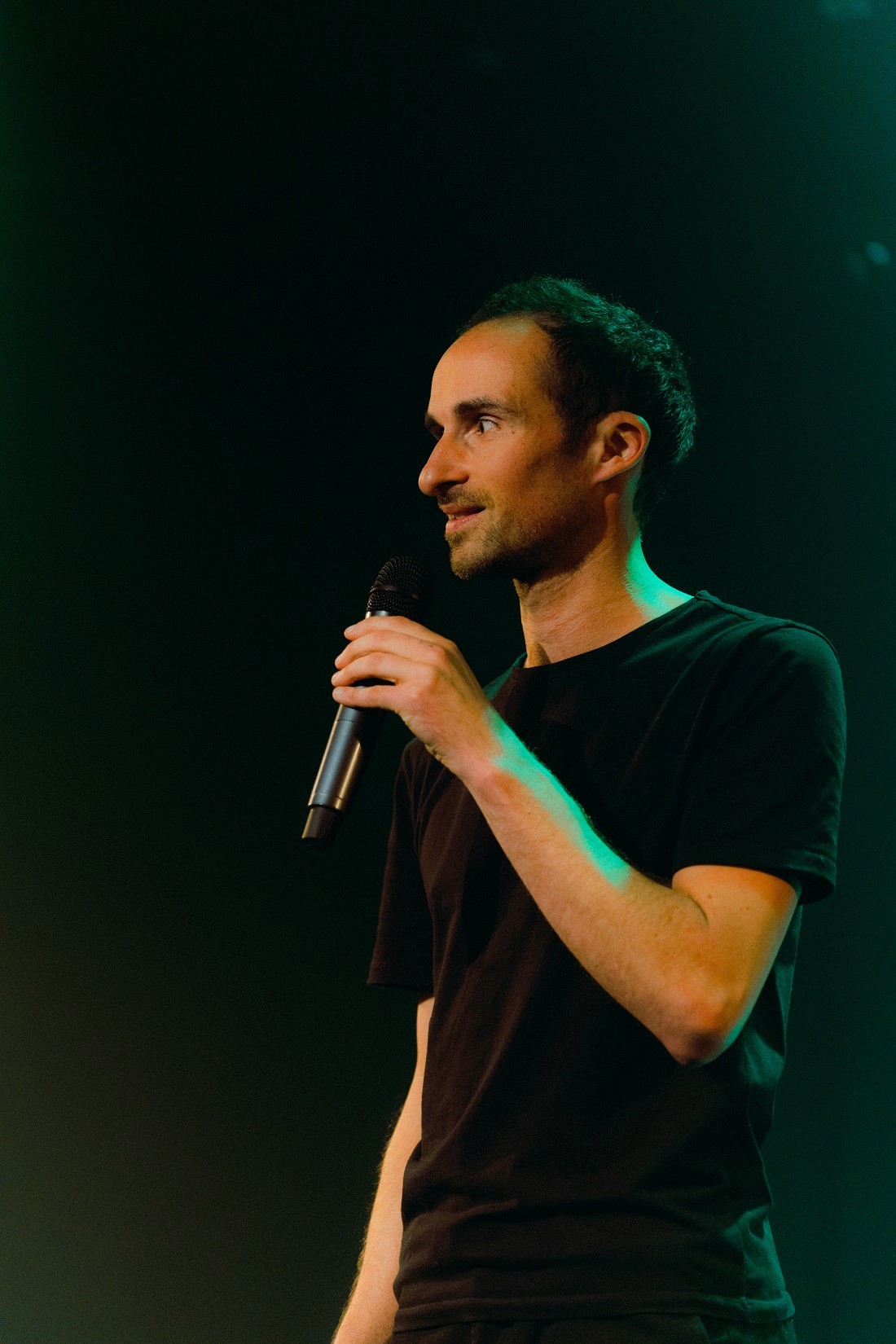 Alban et sur scene avec un micro il fait du stand up