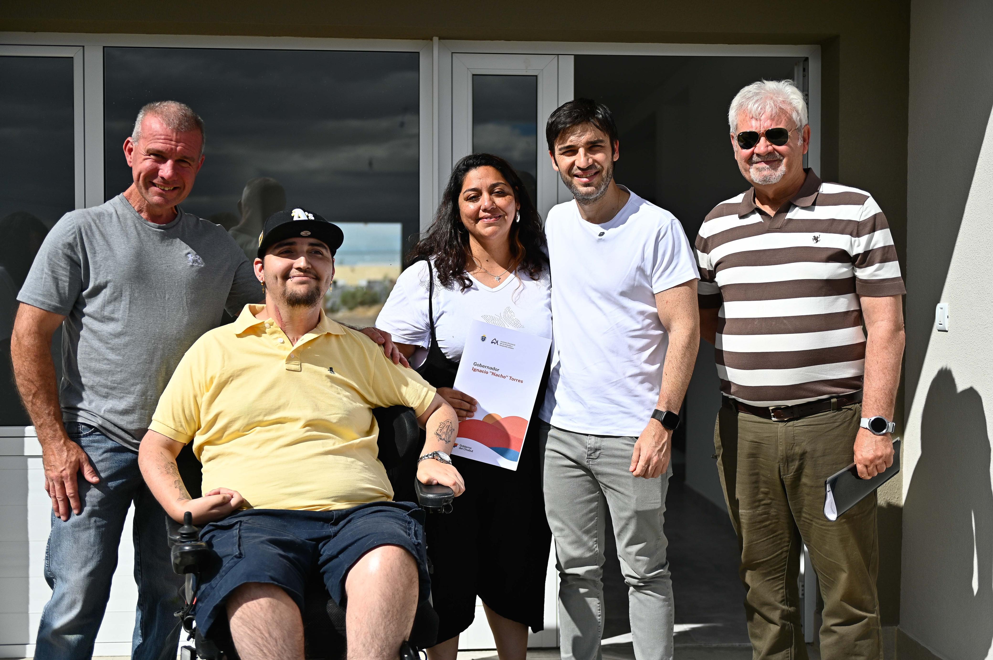 El gobernador durante la entrega de una vivienda adaptada en Gaiman.