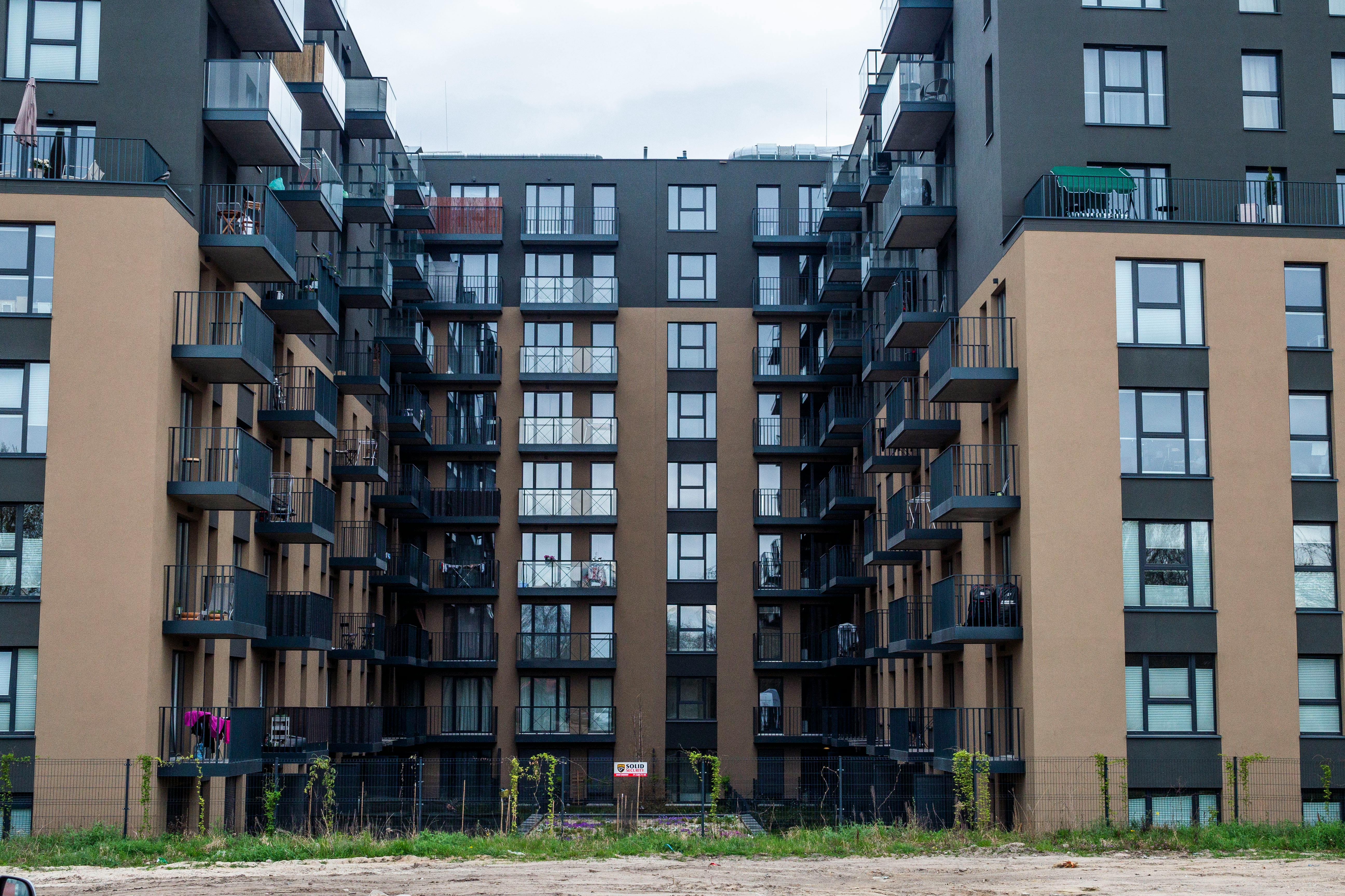 A modern tall apartment building fascade.