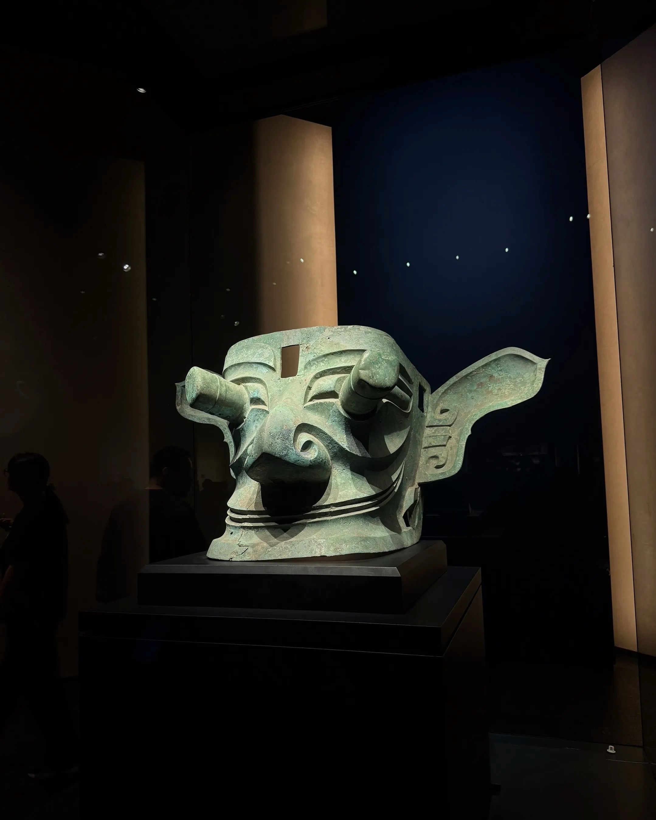 Large bronze mask with protruding eyes from Sanxingdui