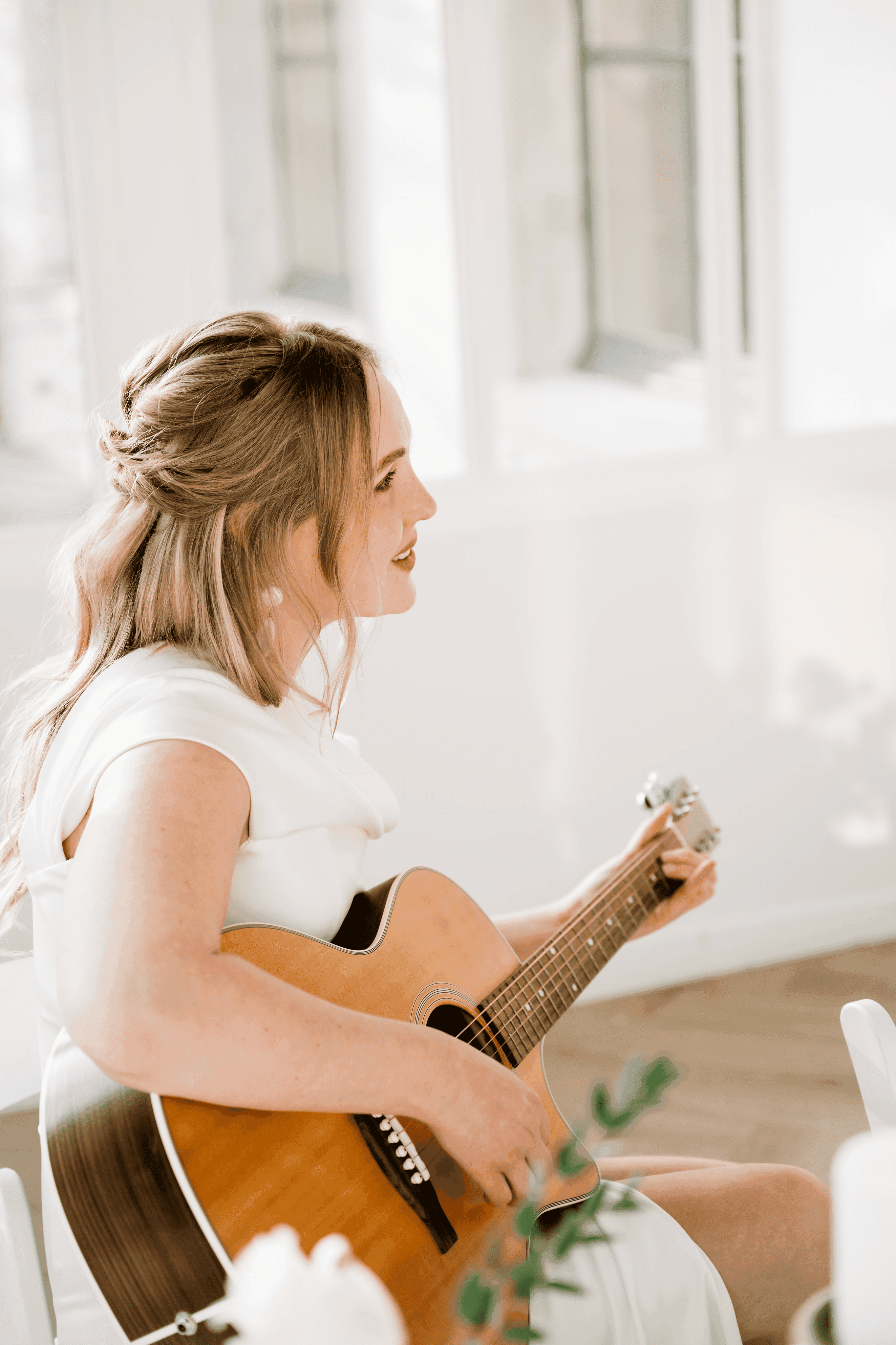 Lisanne Spaander muziek maken op de gitaar