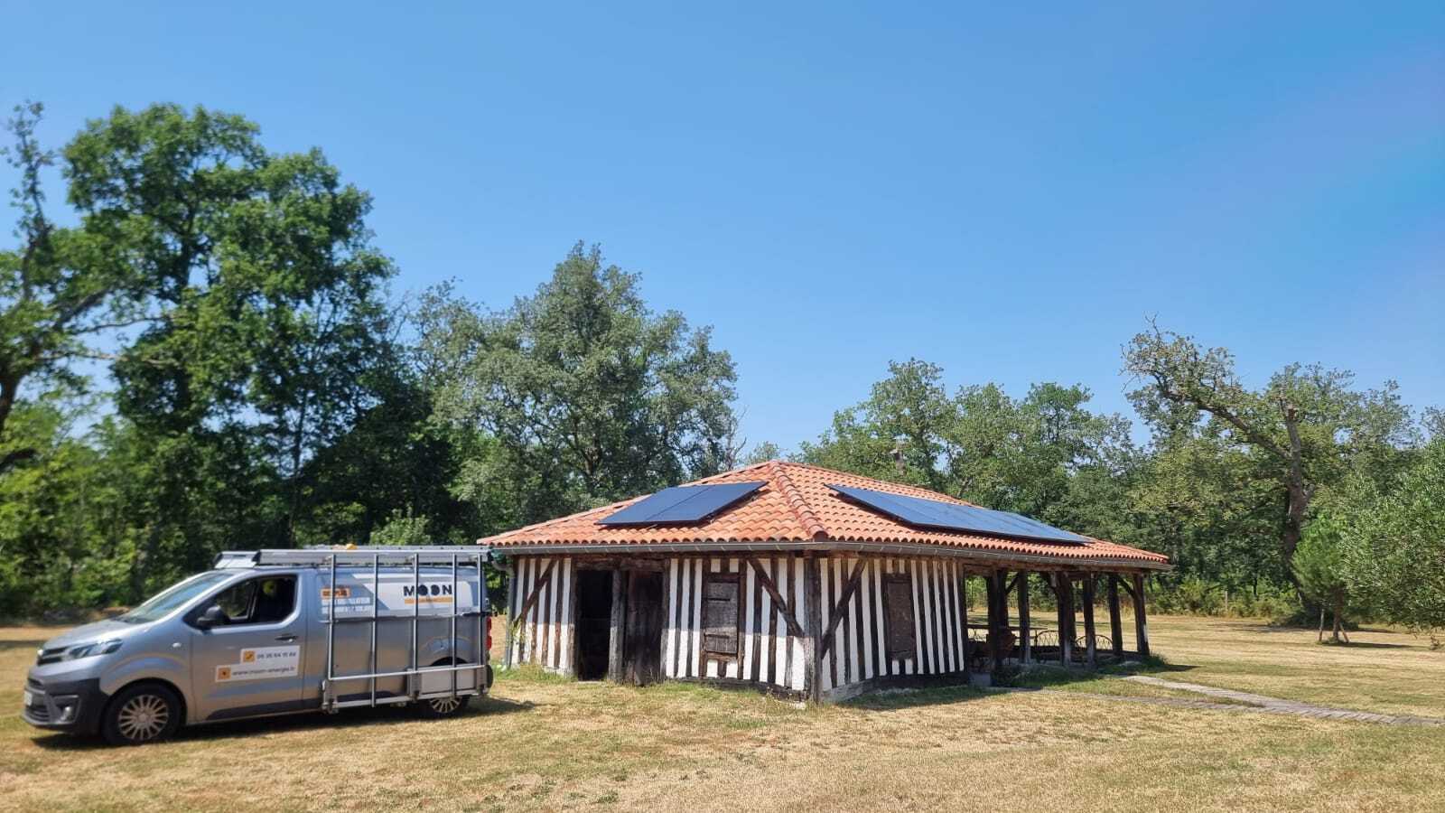 Photo d'une maison bordelaise équipée de panneaux photovoltaiïques installés par Moon Énergie powered by Solarock, installateur de panneaux solaires à Bordeaux