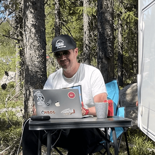 Jonas Pomoell sitting in front of his computer wearing a Upsi Disc Golf cap