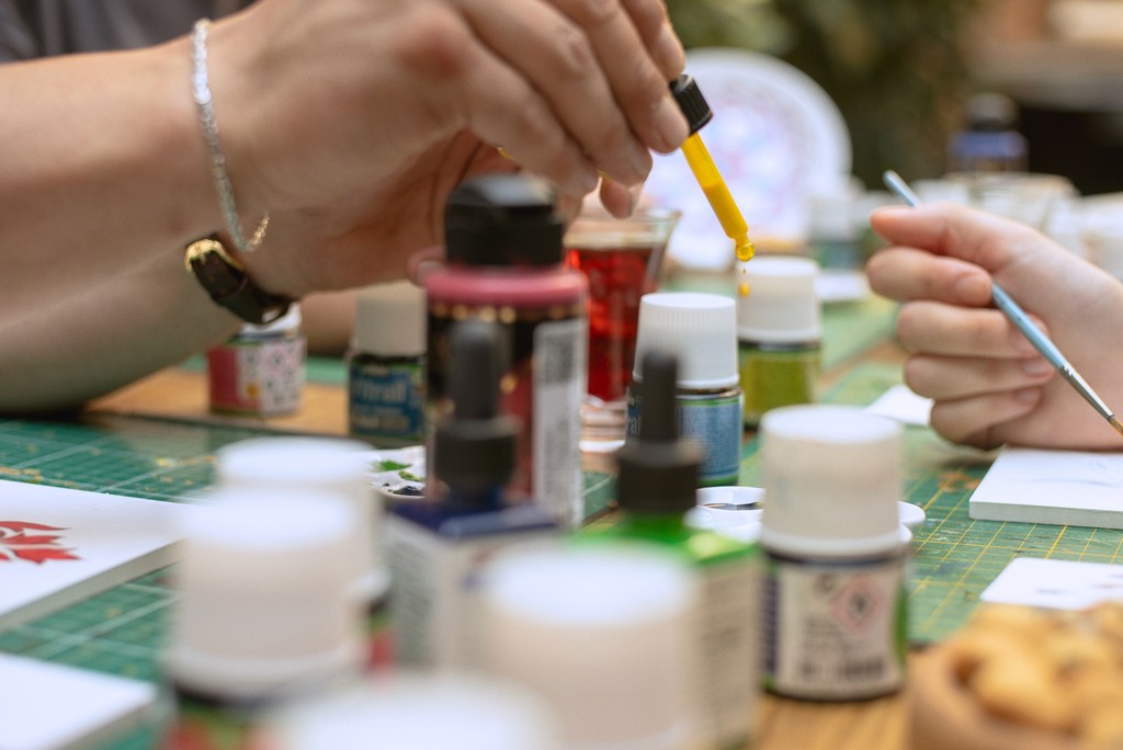 Close-up of a participant painting at a Turkish tile art workshop in Istanbul. The focus is on the intricate details of ceramic art, making it a must-try workshop in Istanbul for art enthusiasts.