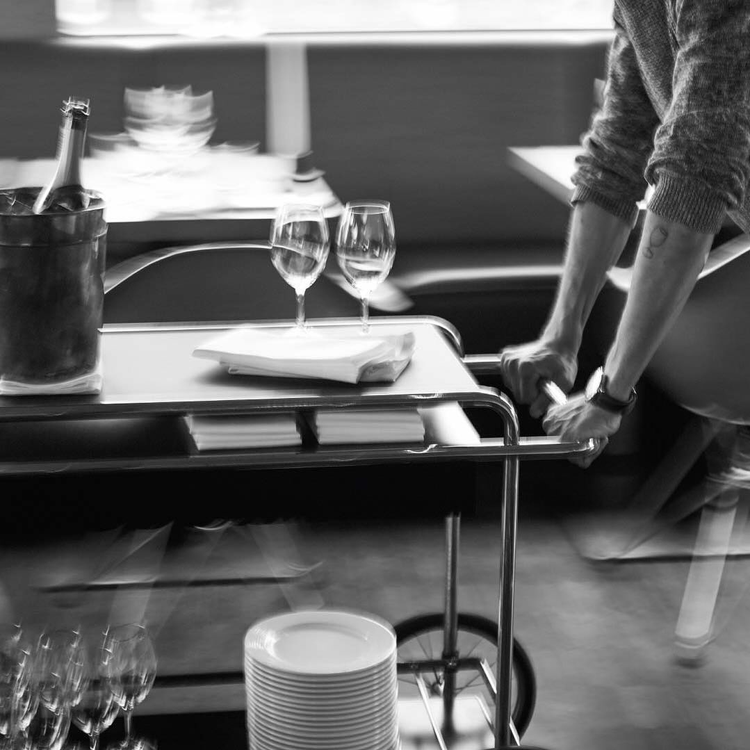 Servicekraft mit Getränken im Restaurant Schöllmanns in Offenburg