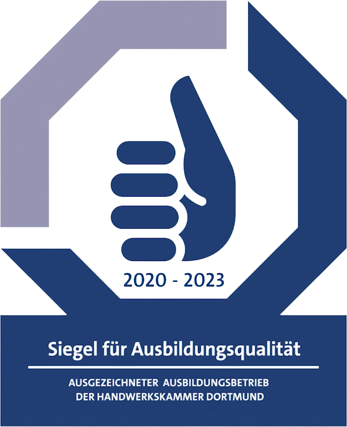 Mitarbeiter von RITTER Starkstromtechnik in der Fertigung: Er steht mit verschränkten Armen vor modernen Produktionsanlagen und Schaltschränken in einer Industriehalle.