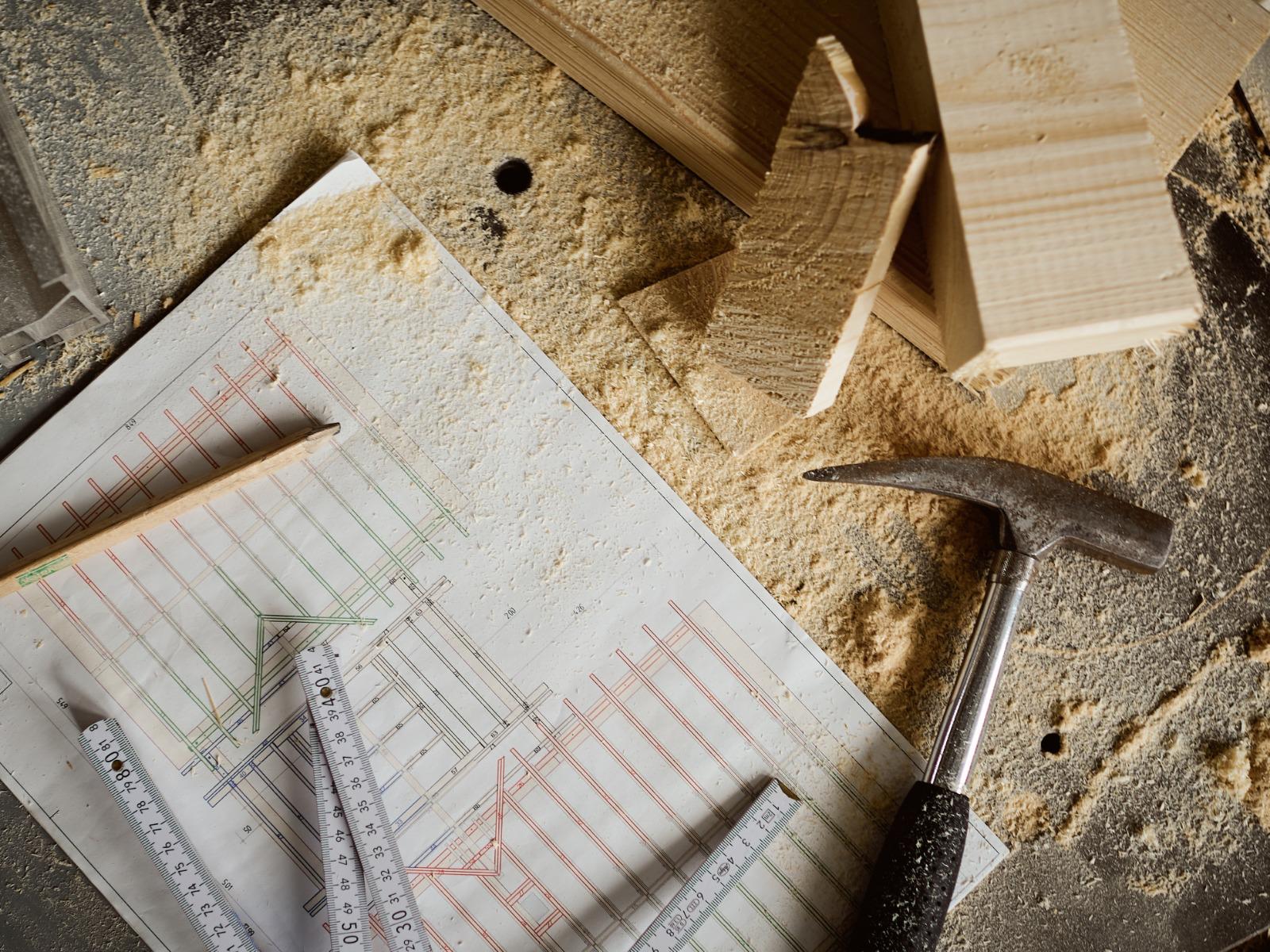 Handwerklicher Arbeitsschritt im Holzbau
