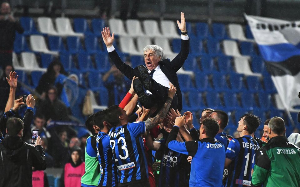 gasperini alzato in trionfo