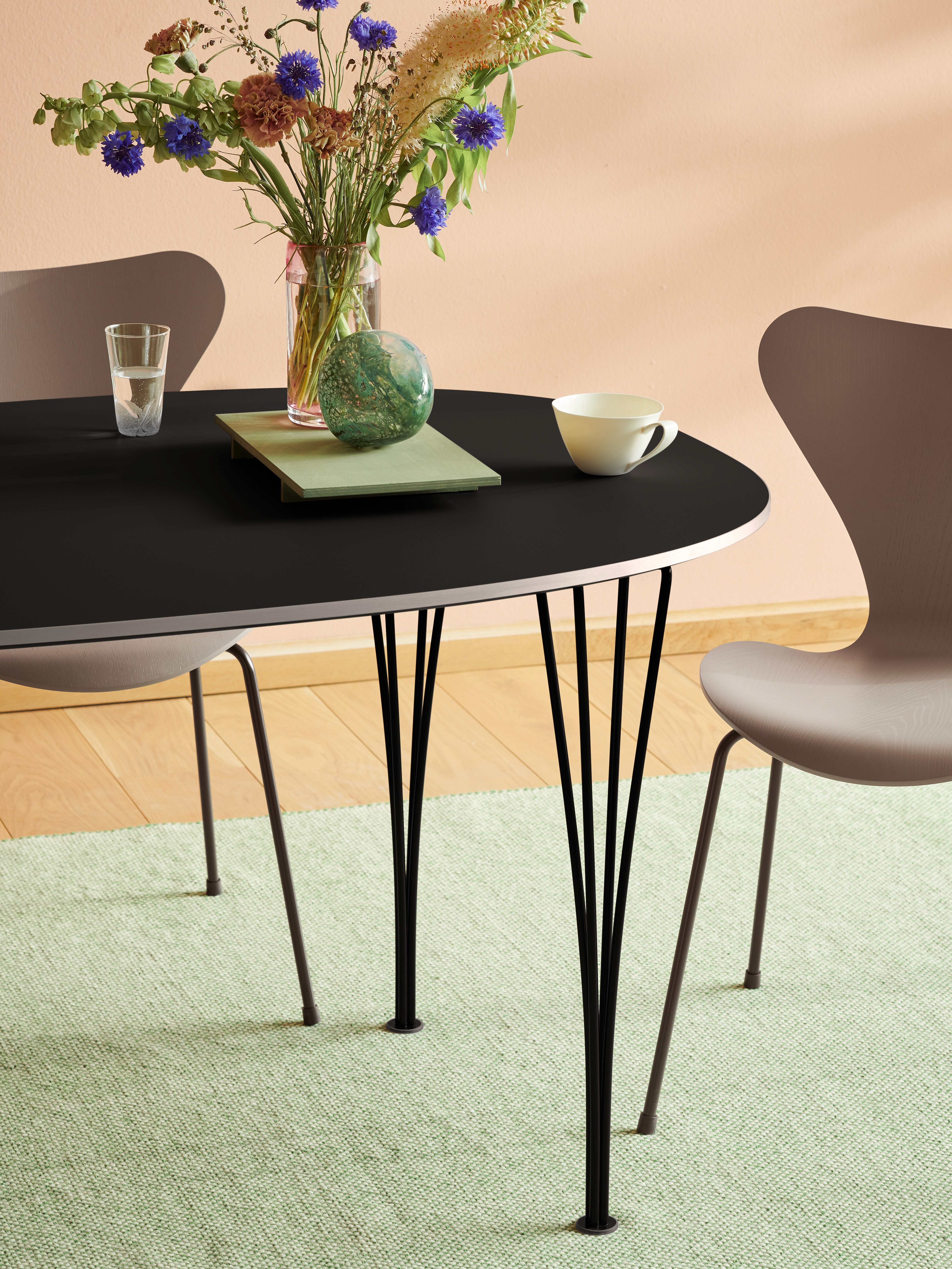 Fritz Hansen Series B616 Super Elliptical eettafel close up