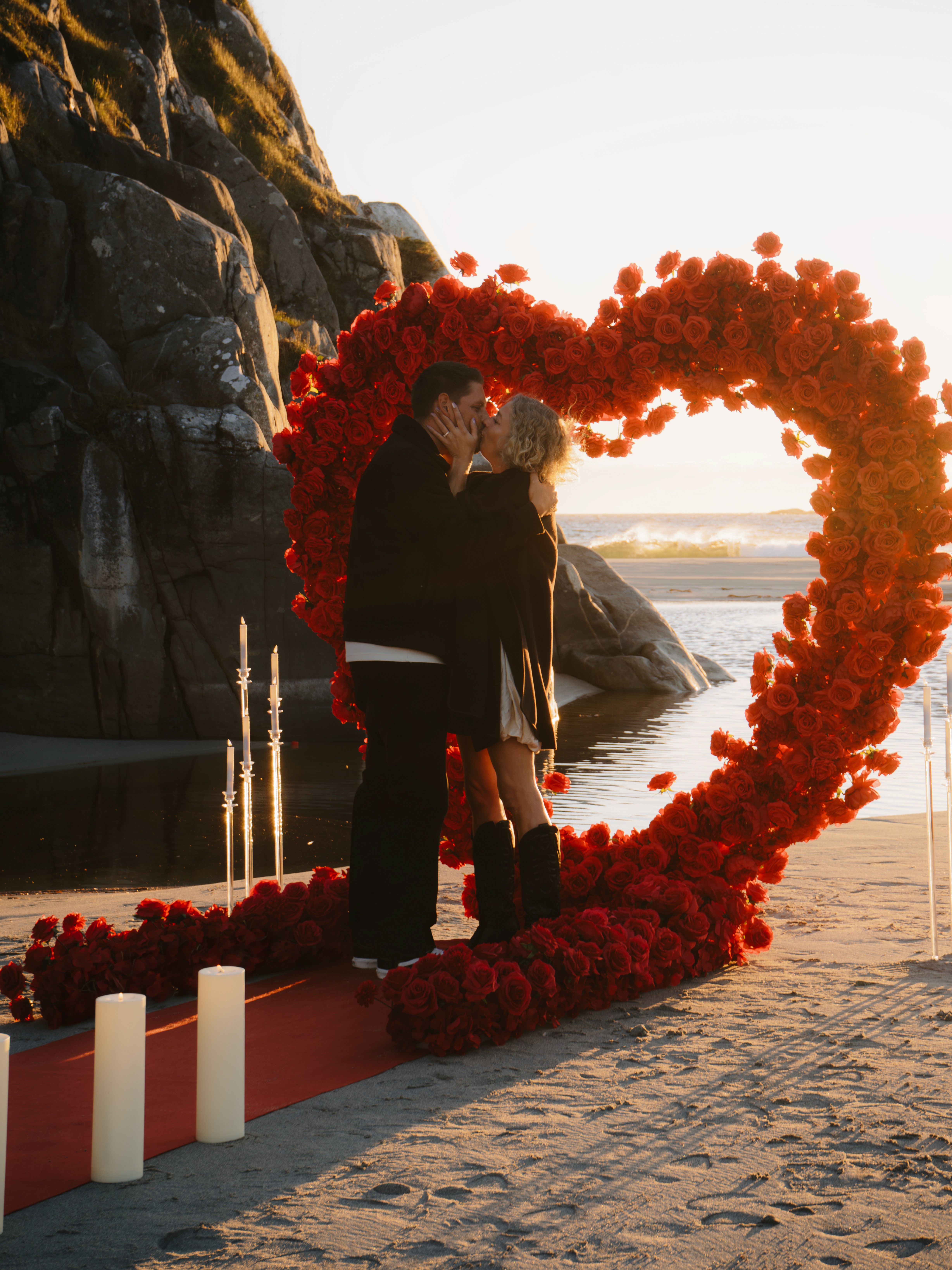 Romantisk parfotografering ved kysten – forlovelse fanget i naturlige omgivelser