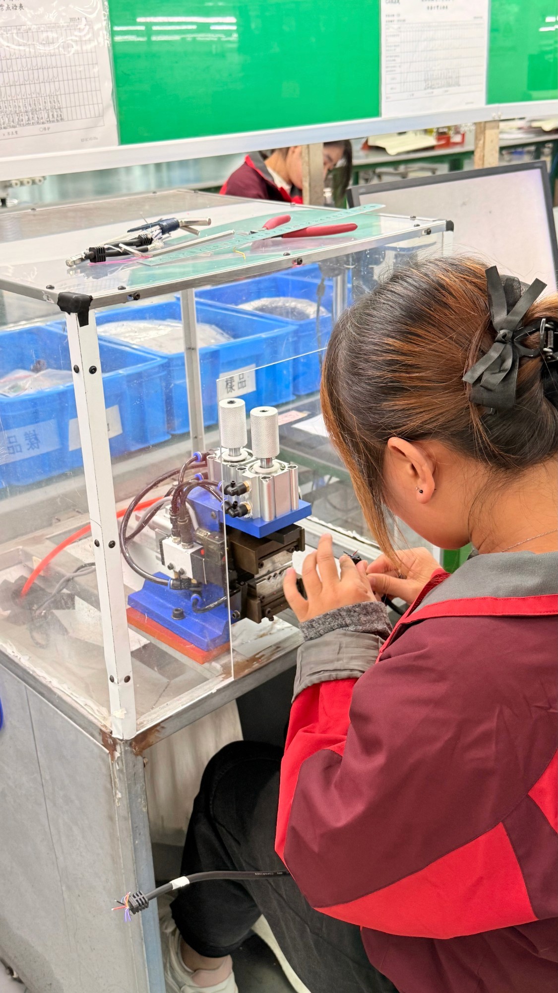 聯穎科技製造人員操作端子壓接設備