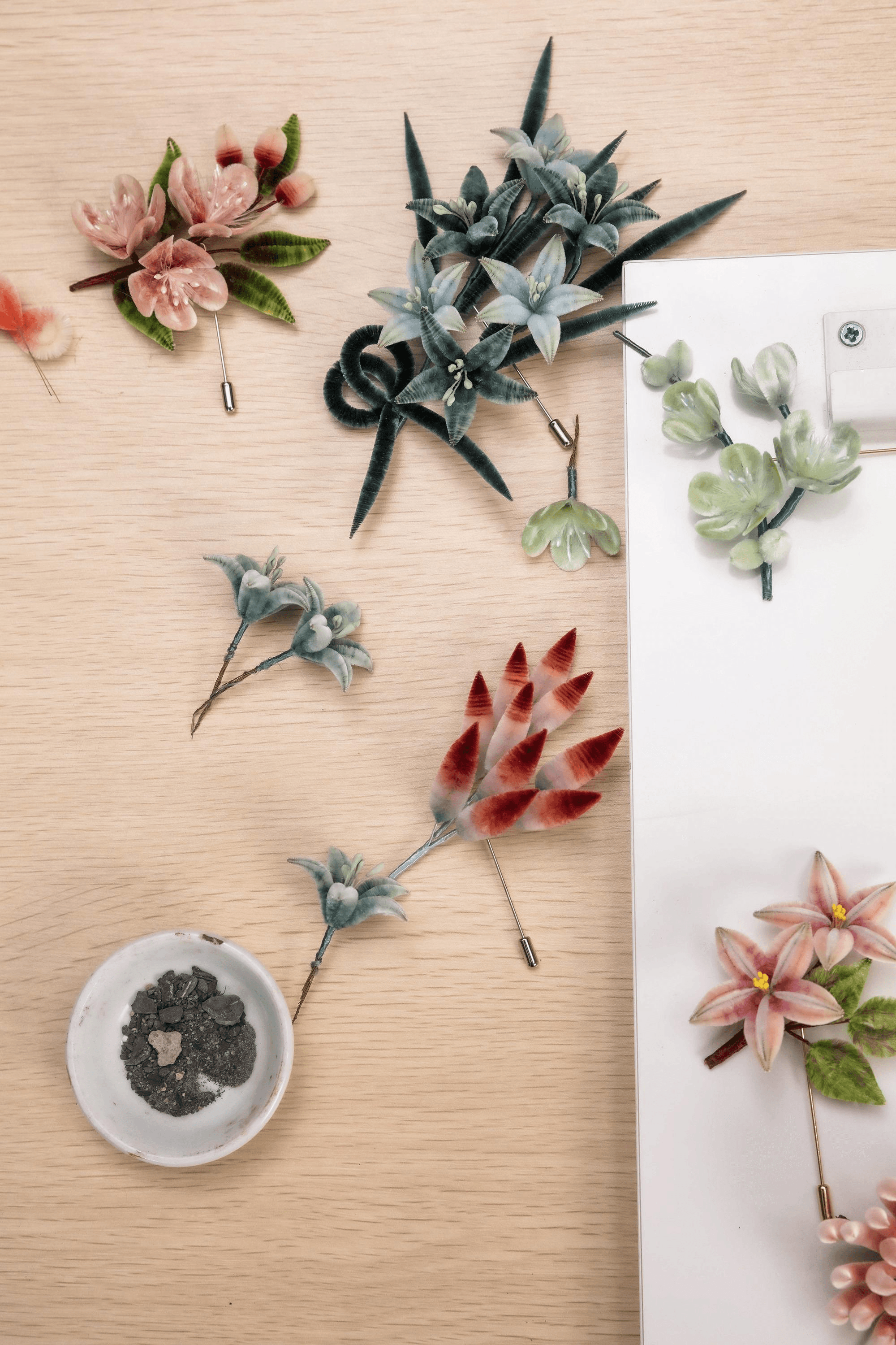 Velvet flowers made by Zhao Shuxian and his team embody a long-standing handicraft tradition in Nanjing, Jiangsu province. (c) China Daily