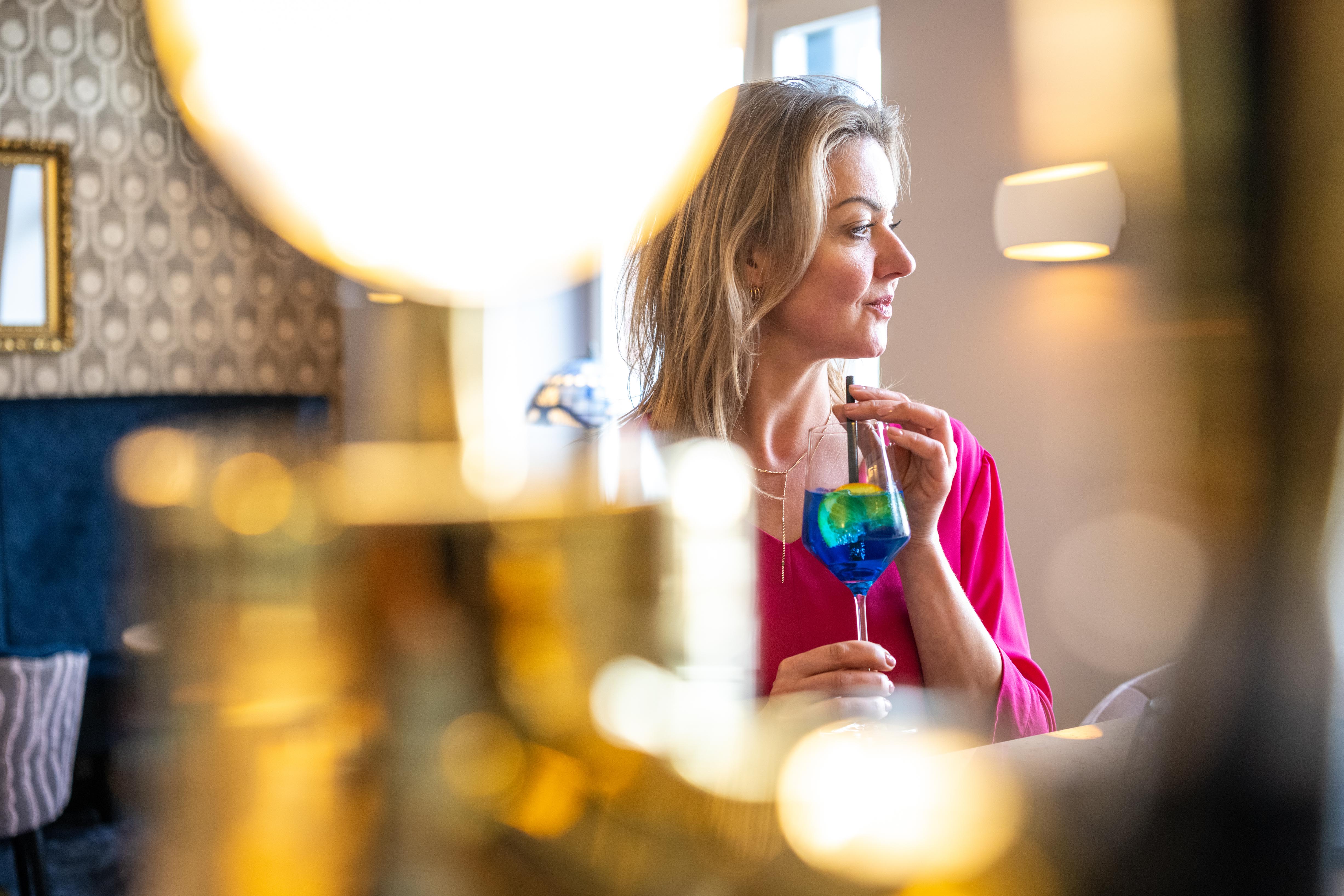 Frau trinkt Cocktail