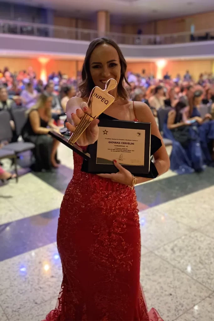 Giovana Cervelini recebendo o prêmio de Melhor Professora de Intradermoterapia do Brasil