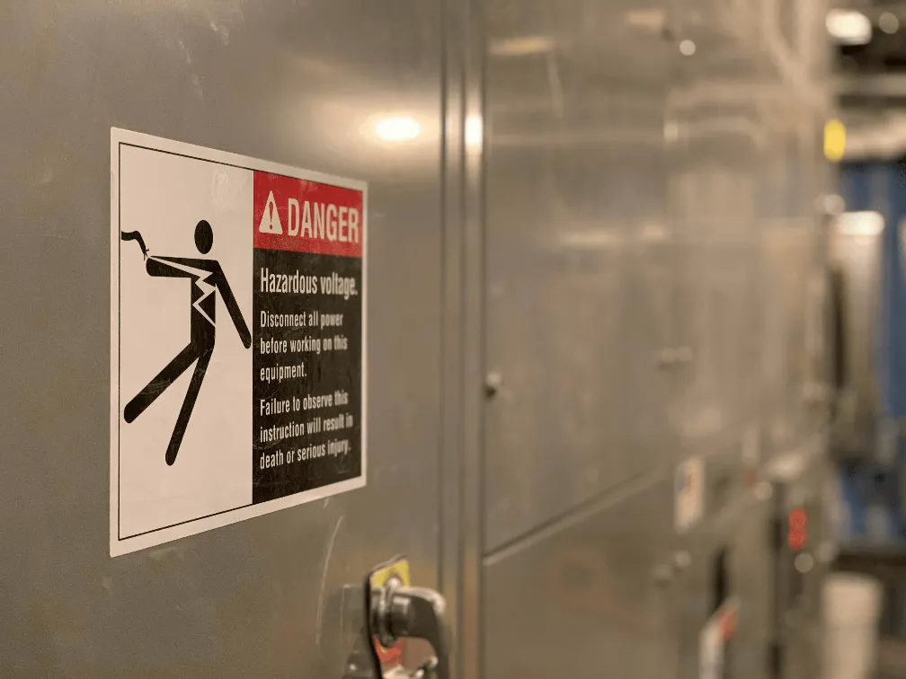 a danger sign on the side of a building