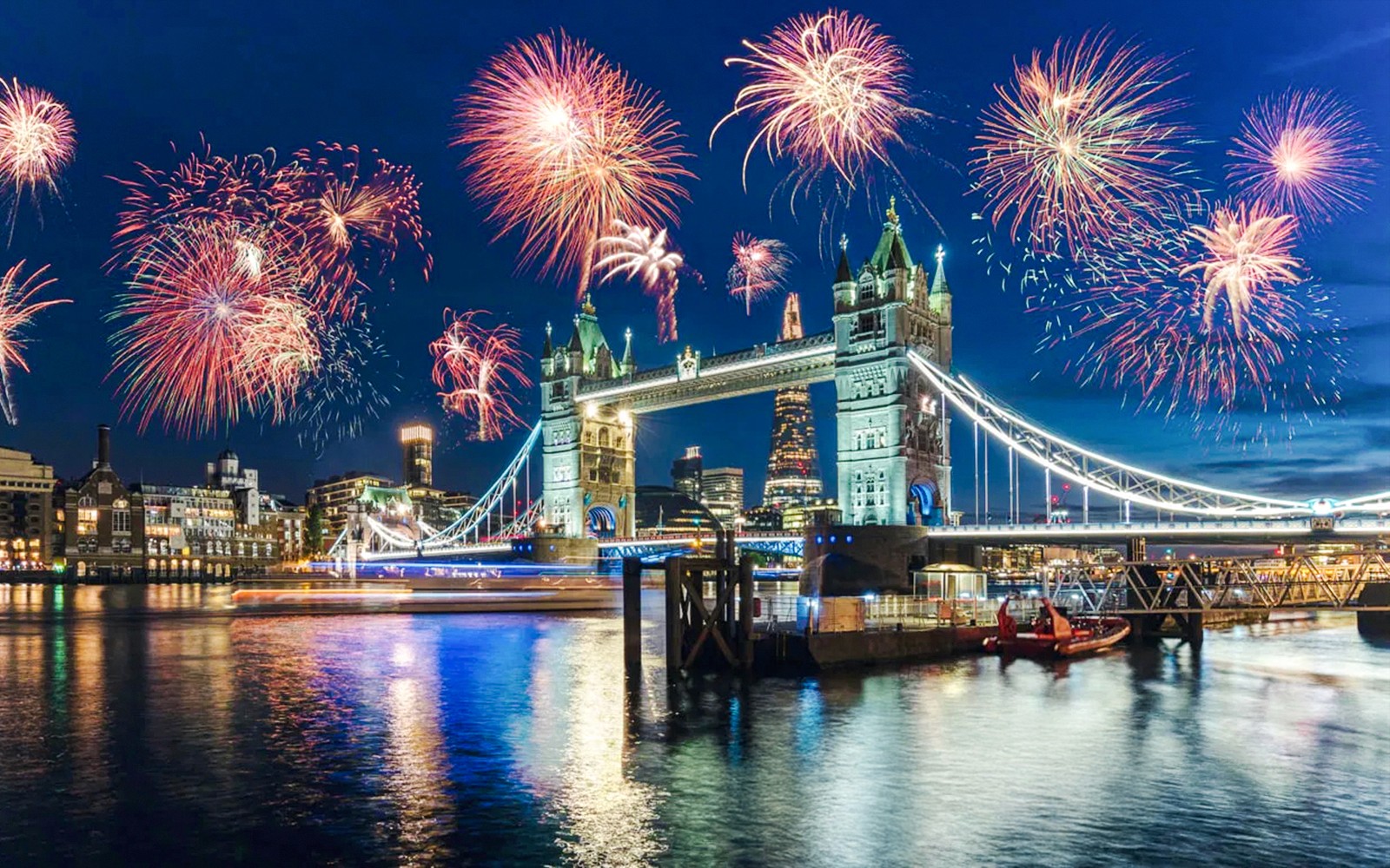 Londra'daki Tower Bridge üzerinde Yeni Yıl gecesi havai fişek gösterisi, Thames Nehri.