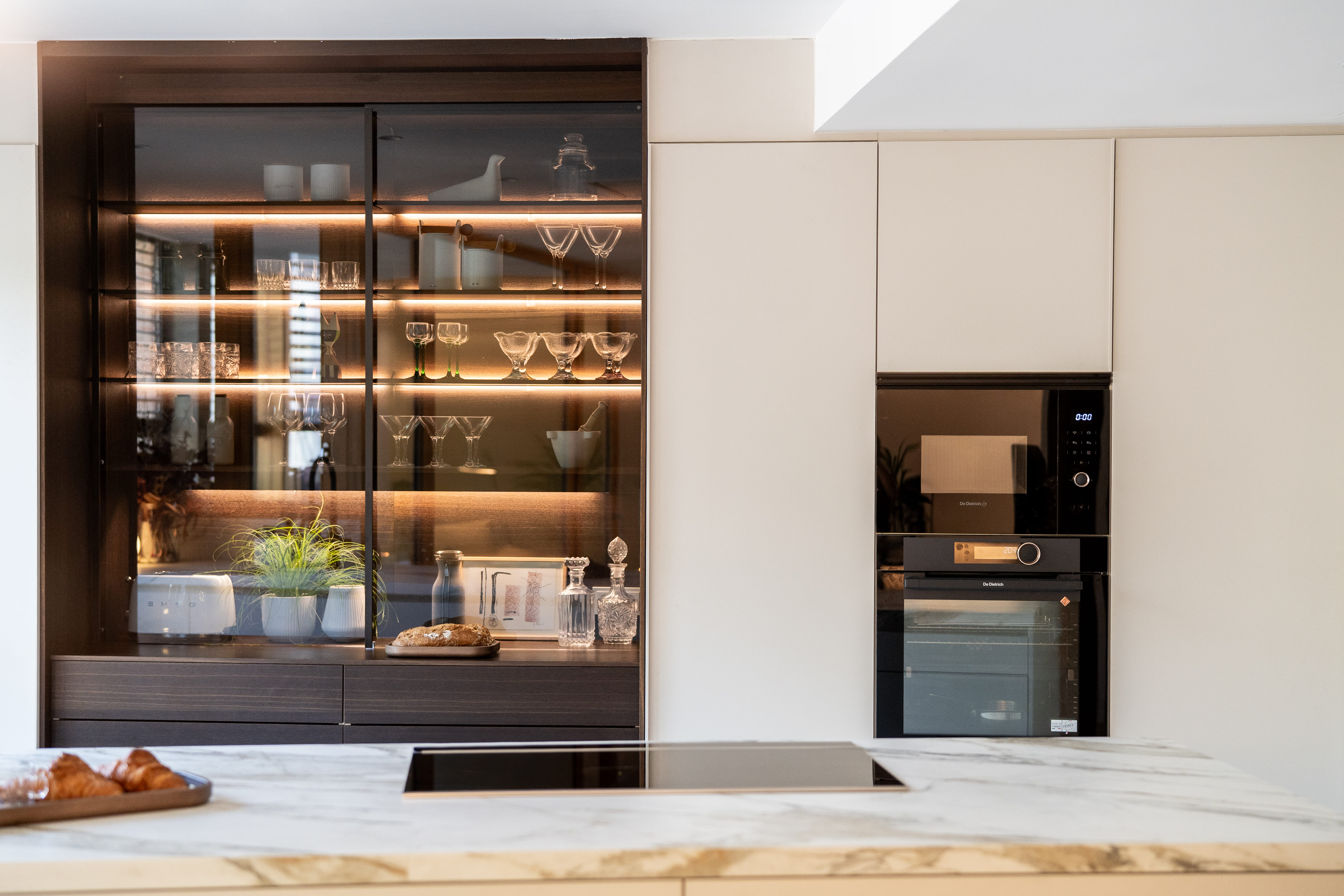 Cocina Santos con armarios acristalados y encimeras de mármol